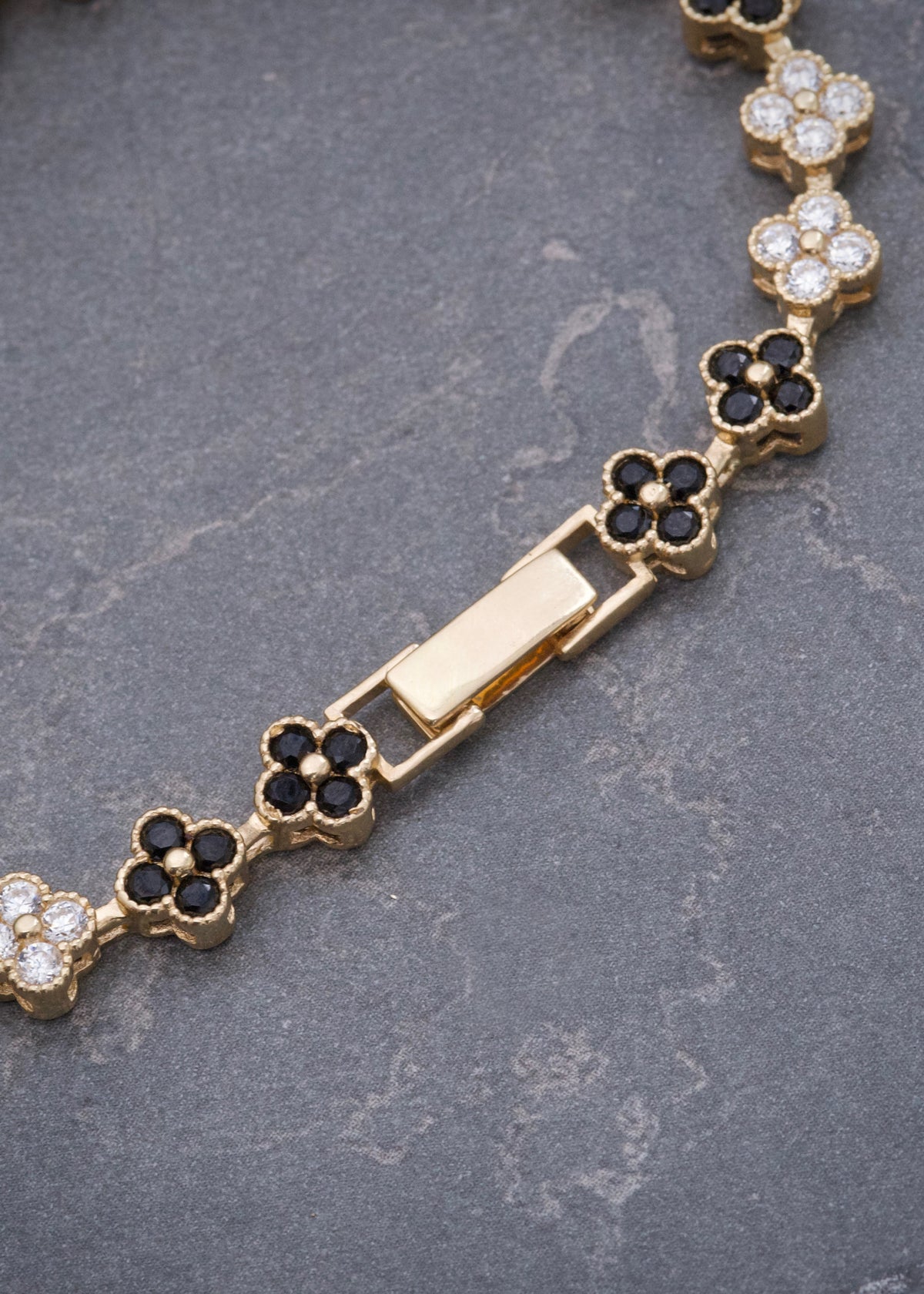 Pulso Flor con Swarovski Blano y Negro 13.2gr / 20.5cm / 6mm — Oro Amarillo