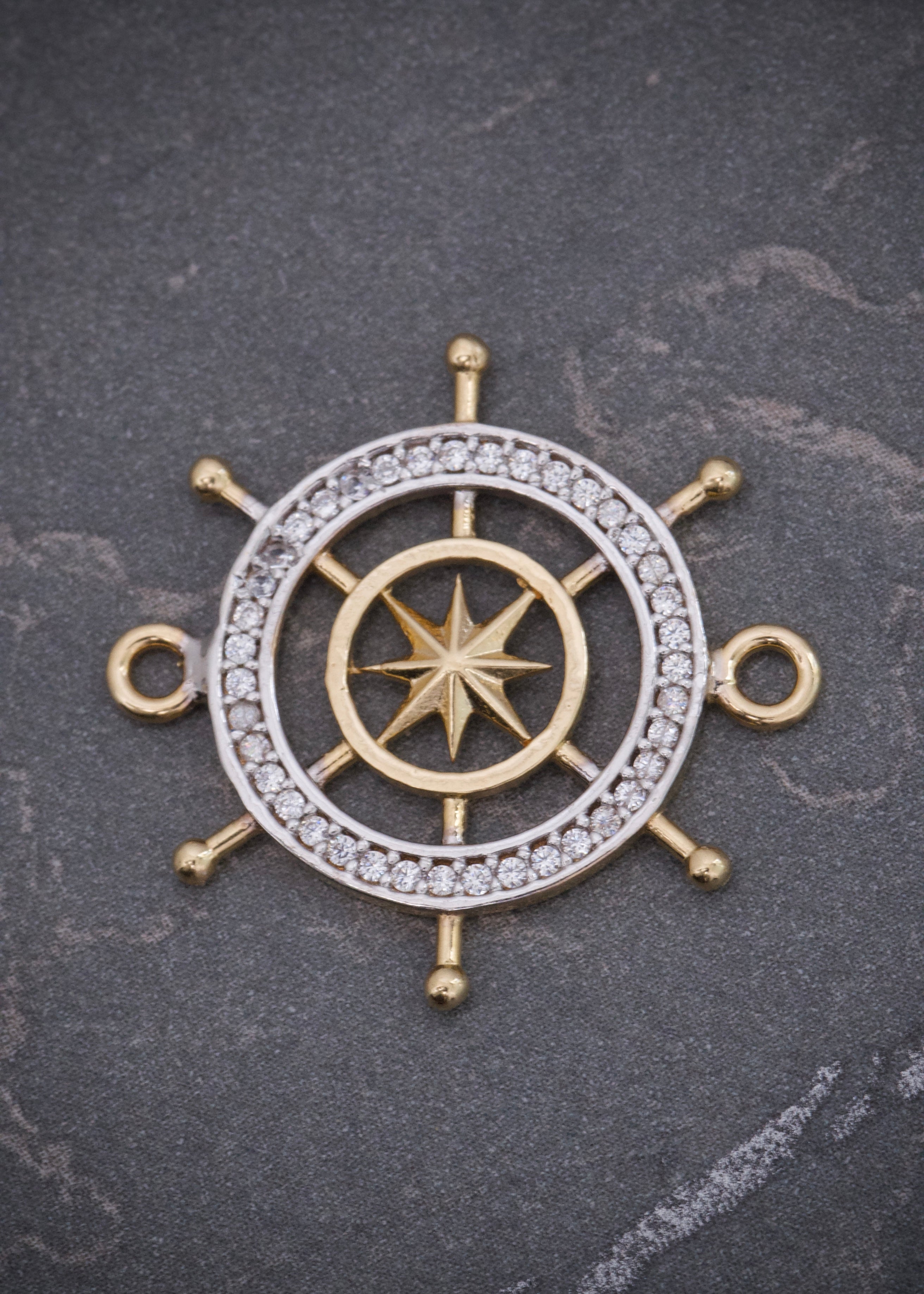 Herraje timon con brujula swarovski blanco 2.2gr / Largo 2.4cm / Oro Amarillo Nac B