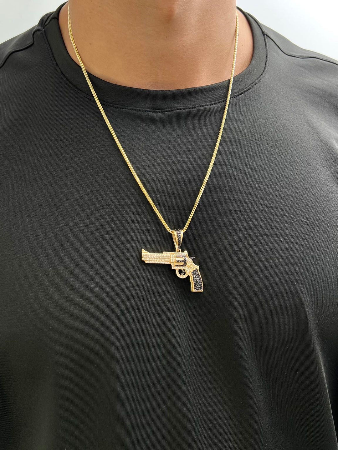 Dije revolver con swarovski negro y blanco 10.8gr / Largo 4cm — Oro Amarillo
