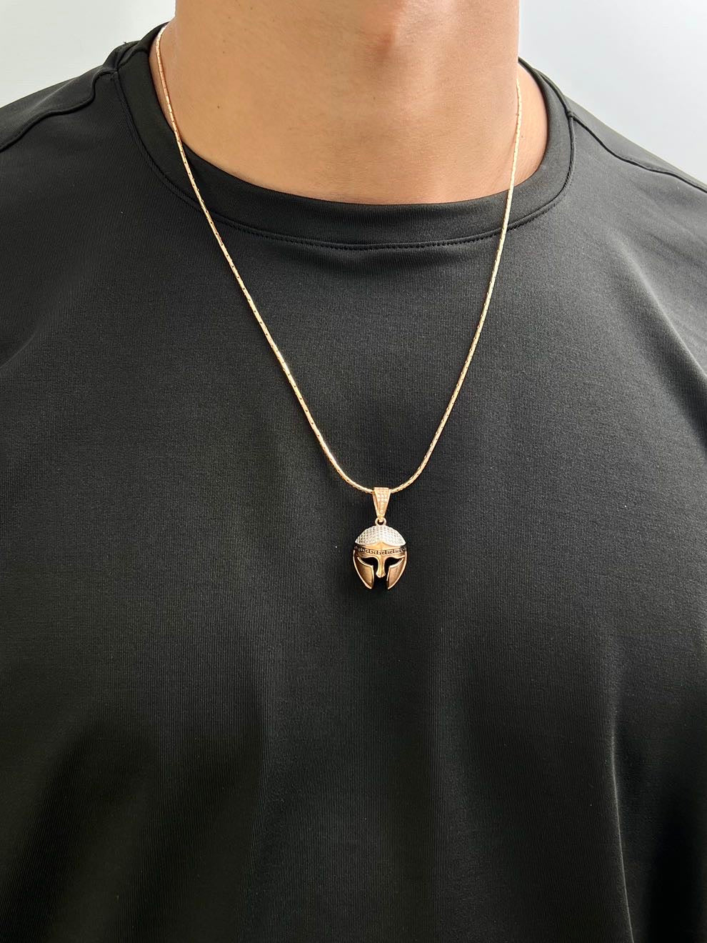 Dije gladiador con swarovski blanco 5.35gr / Largo 3.4cm / Oro Rosado Nac P