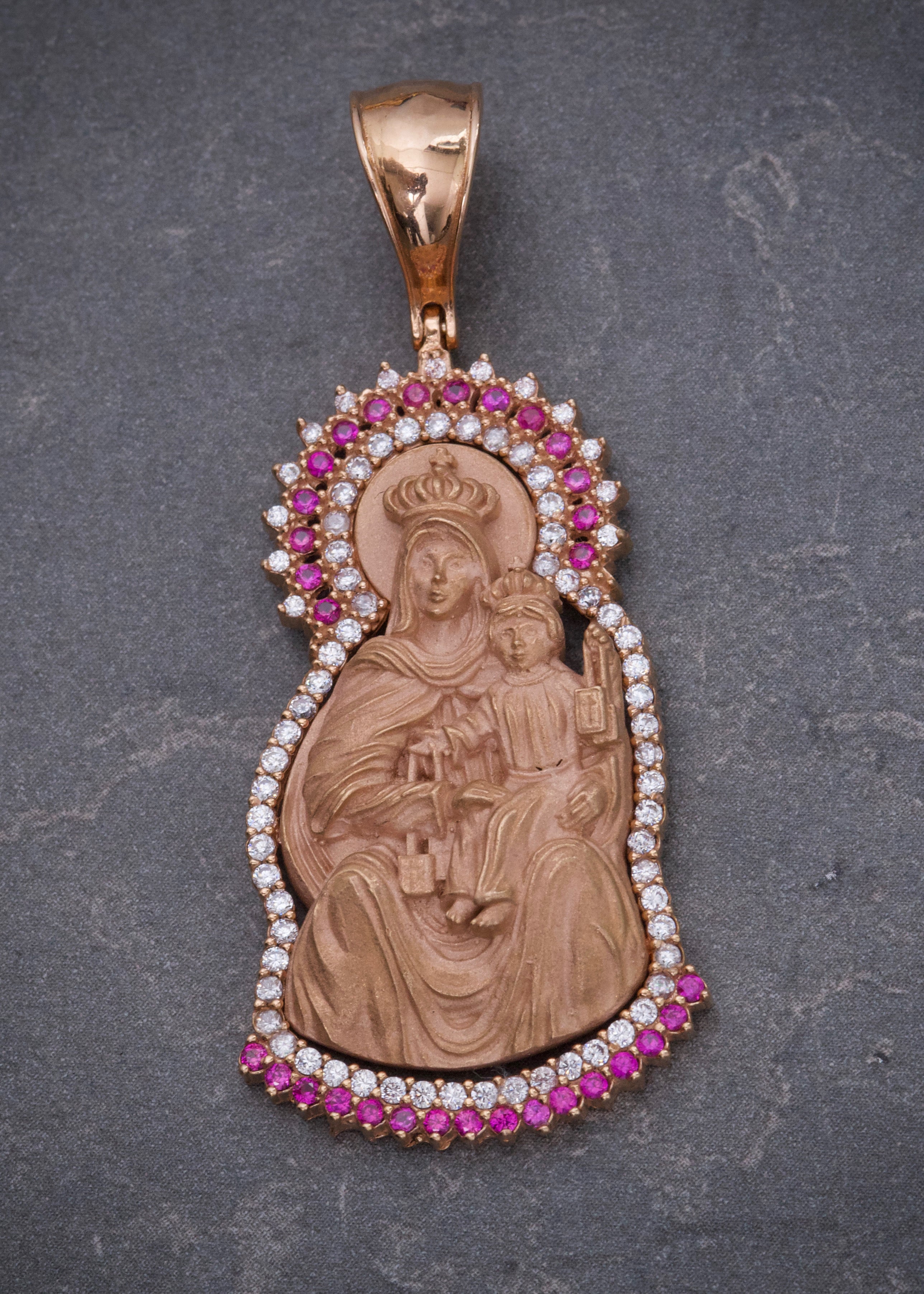 Dije virgen del carmen con swarovski blanco y fucsia 10.75gr / Largo 5cm / Oro Rosado Nac M