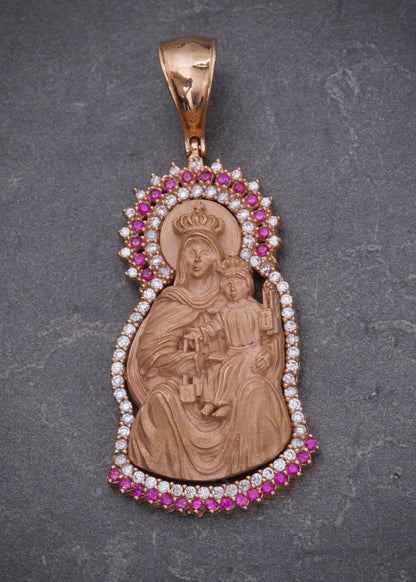 Dije virgen del carmen con swarovski blanco y fucsia 10.75gr / Largo 5cm / Oro Rosado Nac M