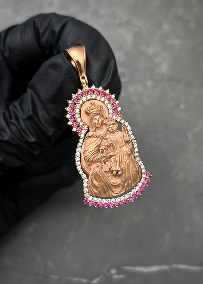 Dije virgen del carmen con swarovski blanco y fucsia 10.75gr / Largo 5cm / Oro Rosado Nac M