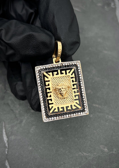 Dije placa medusa con swarovski blanco y negro 7.1gr / Largo 3.8cm / Oro Amarillo Nac M