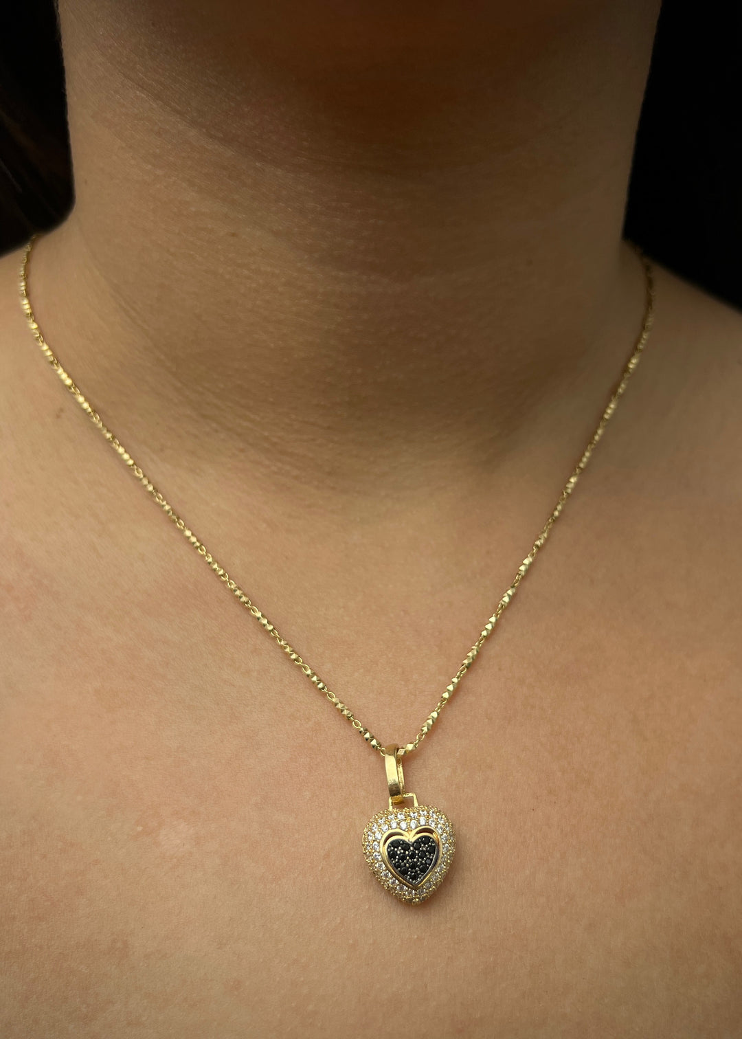 Dije corazon con swarovski blanco y negro 4.3gr / Largo 2.5cm — Oro Amarillo