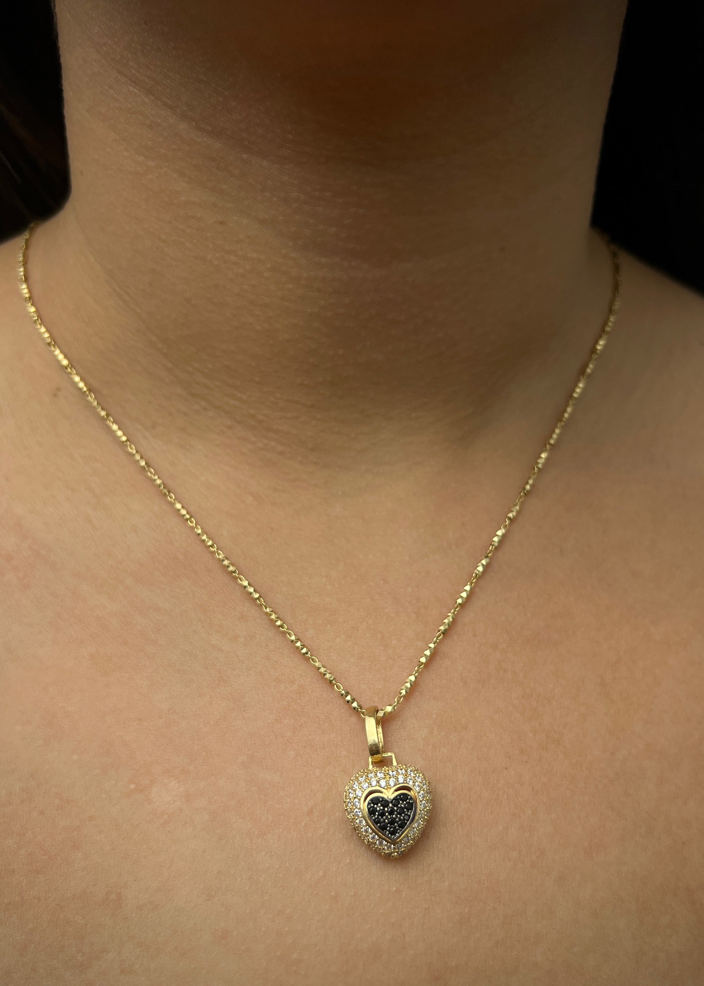 Dije corazon con swarovski blanco y negro 4.3gr / Largo 2.5cm / Oro Amarillo Nac M