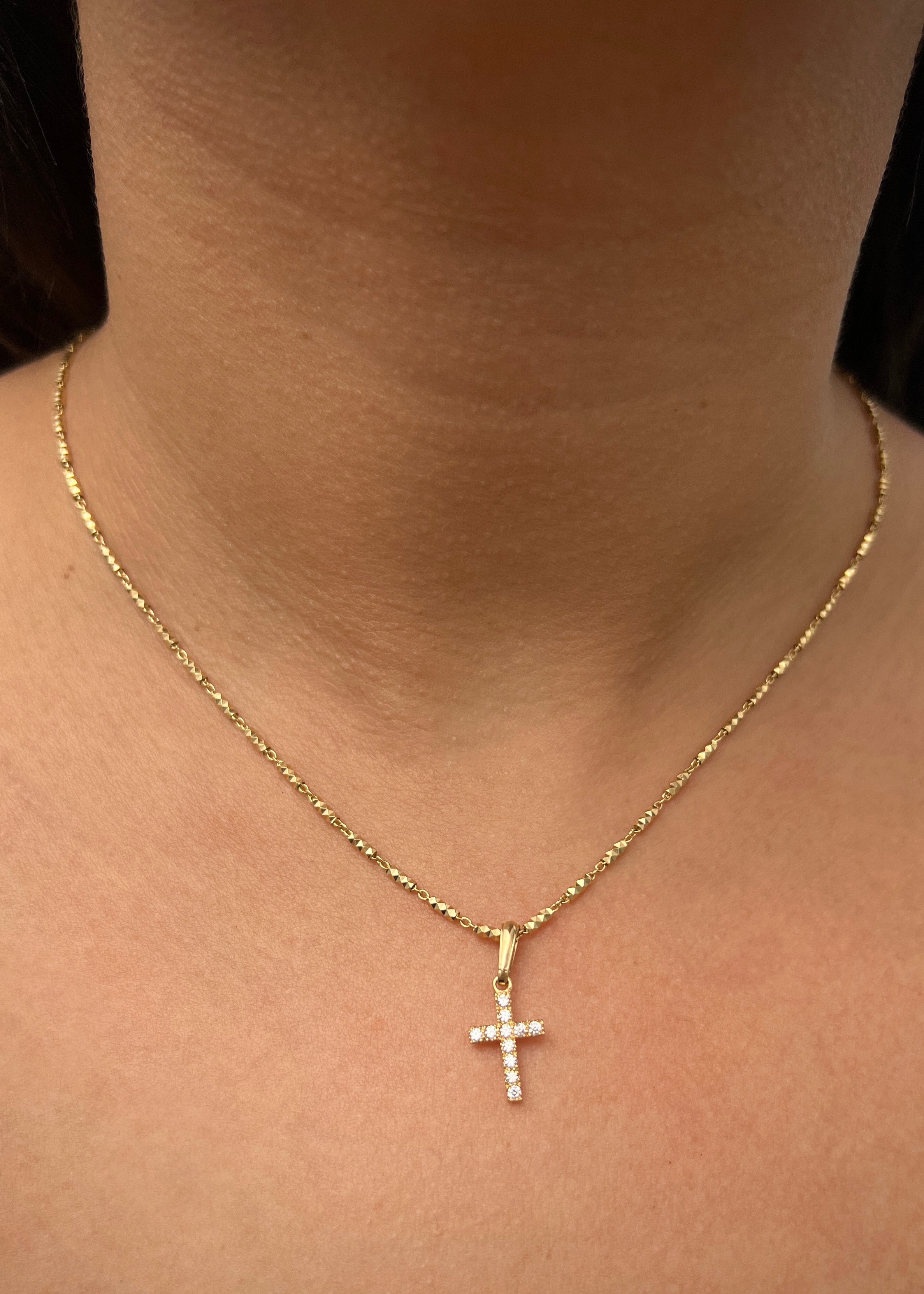 Dije cruz con Swarovski blanco 0.8gr / Largo 2cm / Oro Amarillo Nac M