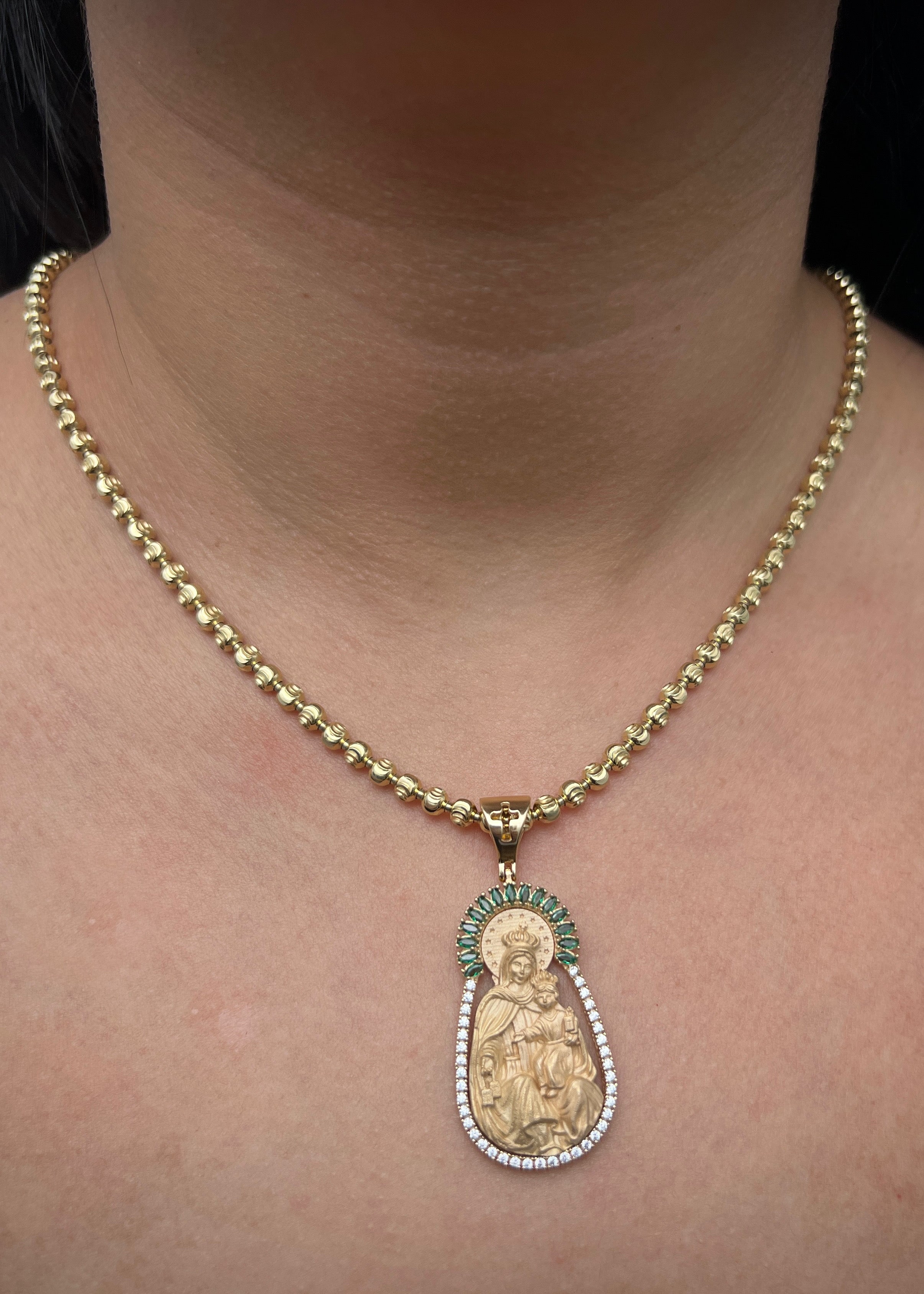 Dije virgen del carmen con swarovski verde y blanco 12.2gr / Largo 4.7cm / Oro Amarillo Nac M
