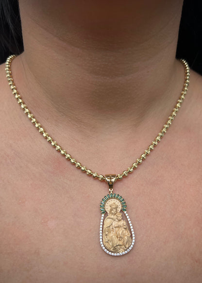 Dije virgen del carmen con swarovski verde y blanco 12.2gr / Largo 4.7cm / Oro Amarillo Nac M