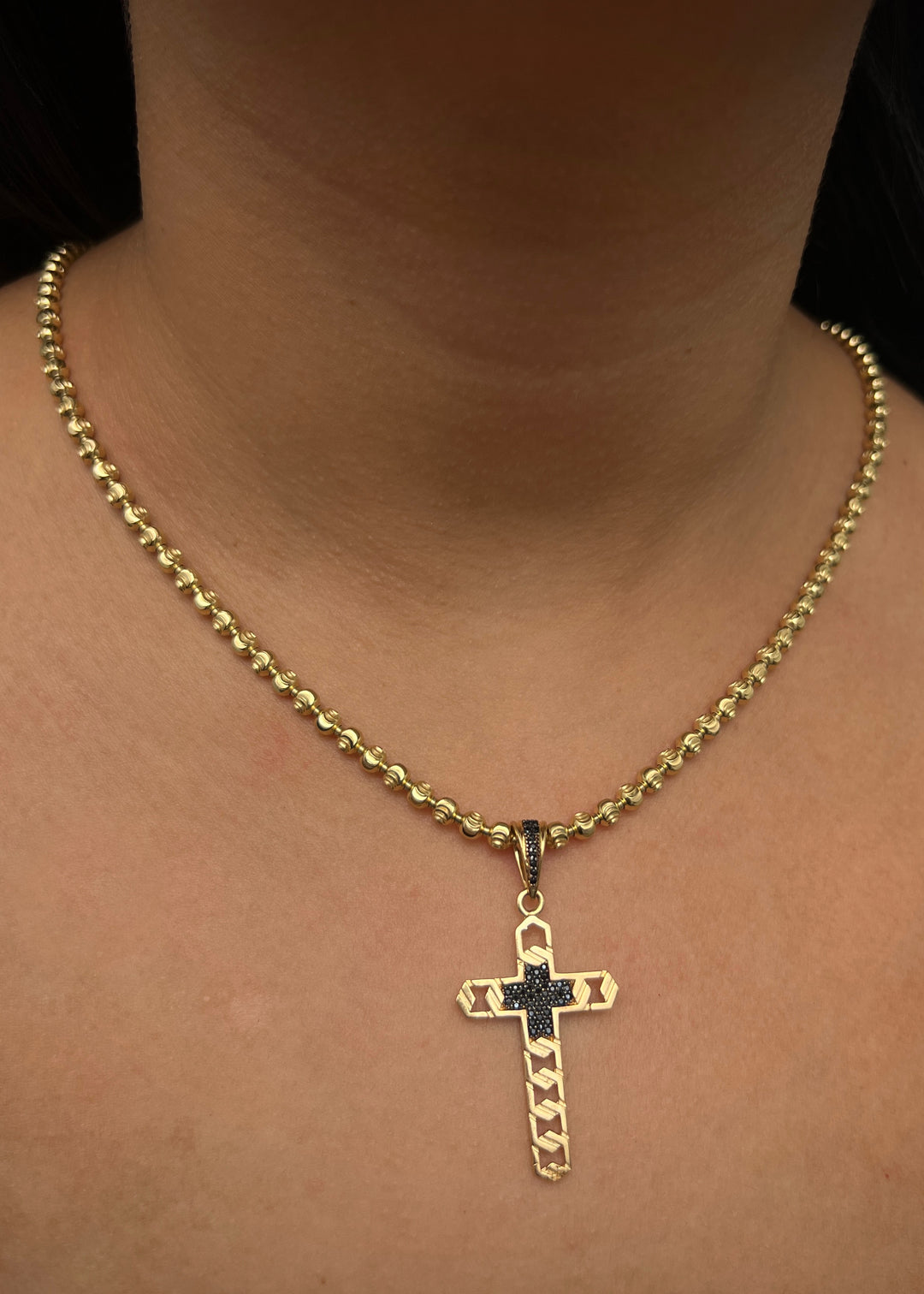 Dije cruz con swarovski negro 4.3gr / Largo 4.7cm — Oro Amarillo
