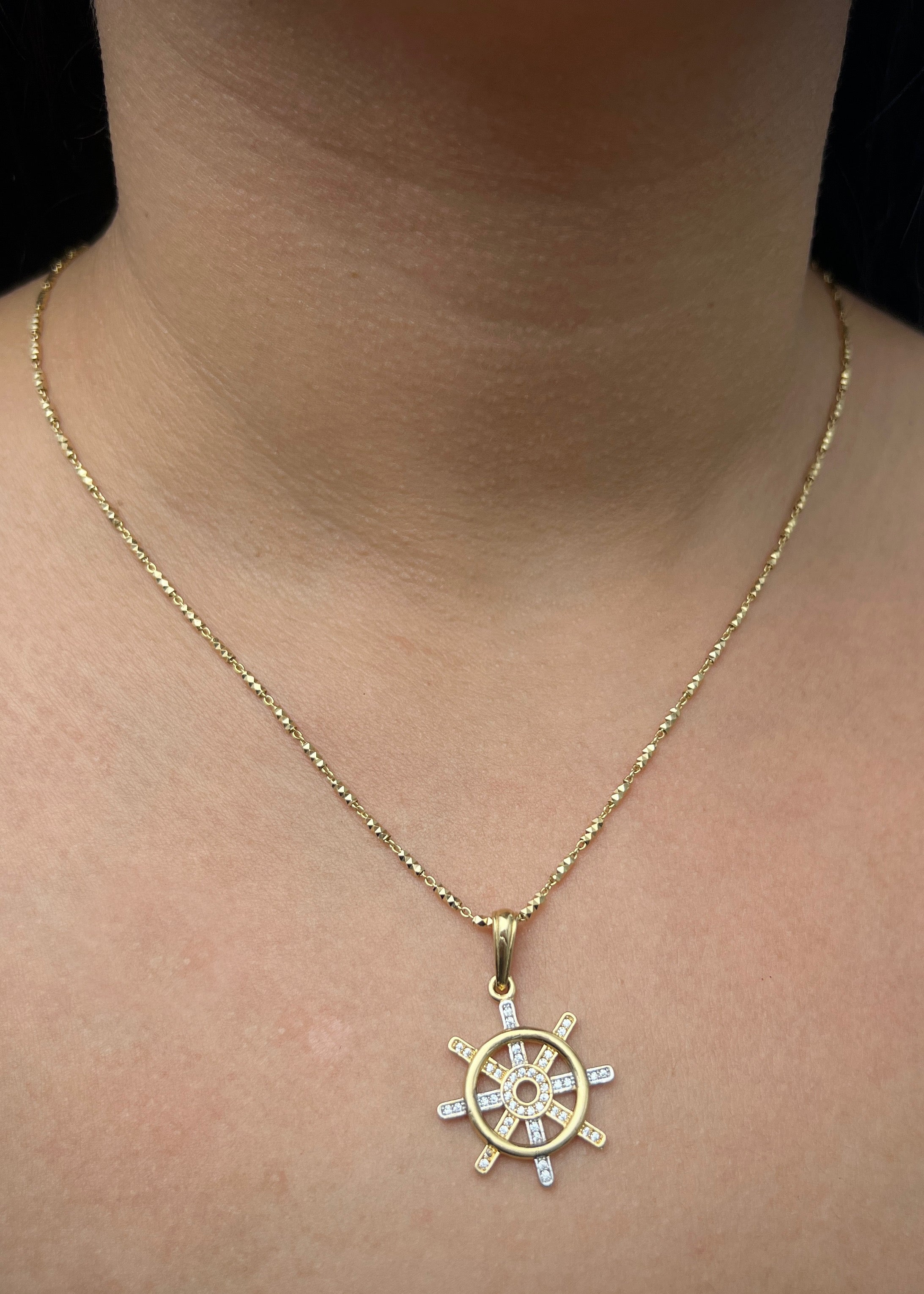 Dije timon con swarovski blanco 3.5gr / Largo 3.4cm / Oro Amarillo Nac M