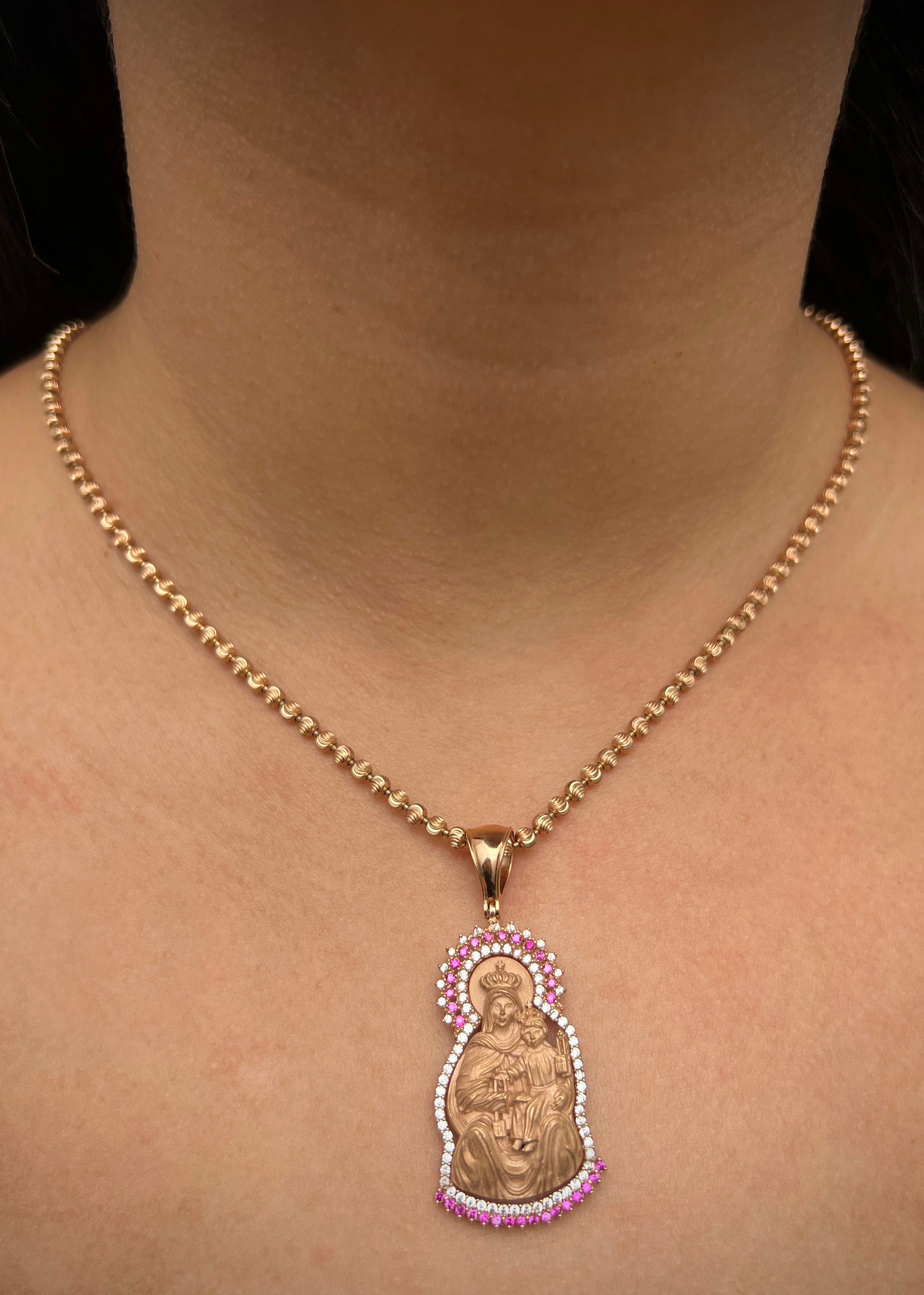 Dije virgen del carmen con swarovski blanco y fucsia 10.75gr / Largo 5cm / Oro Rosado Nac M
