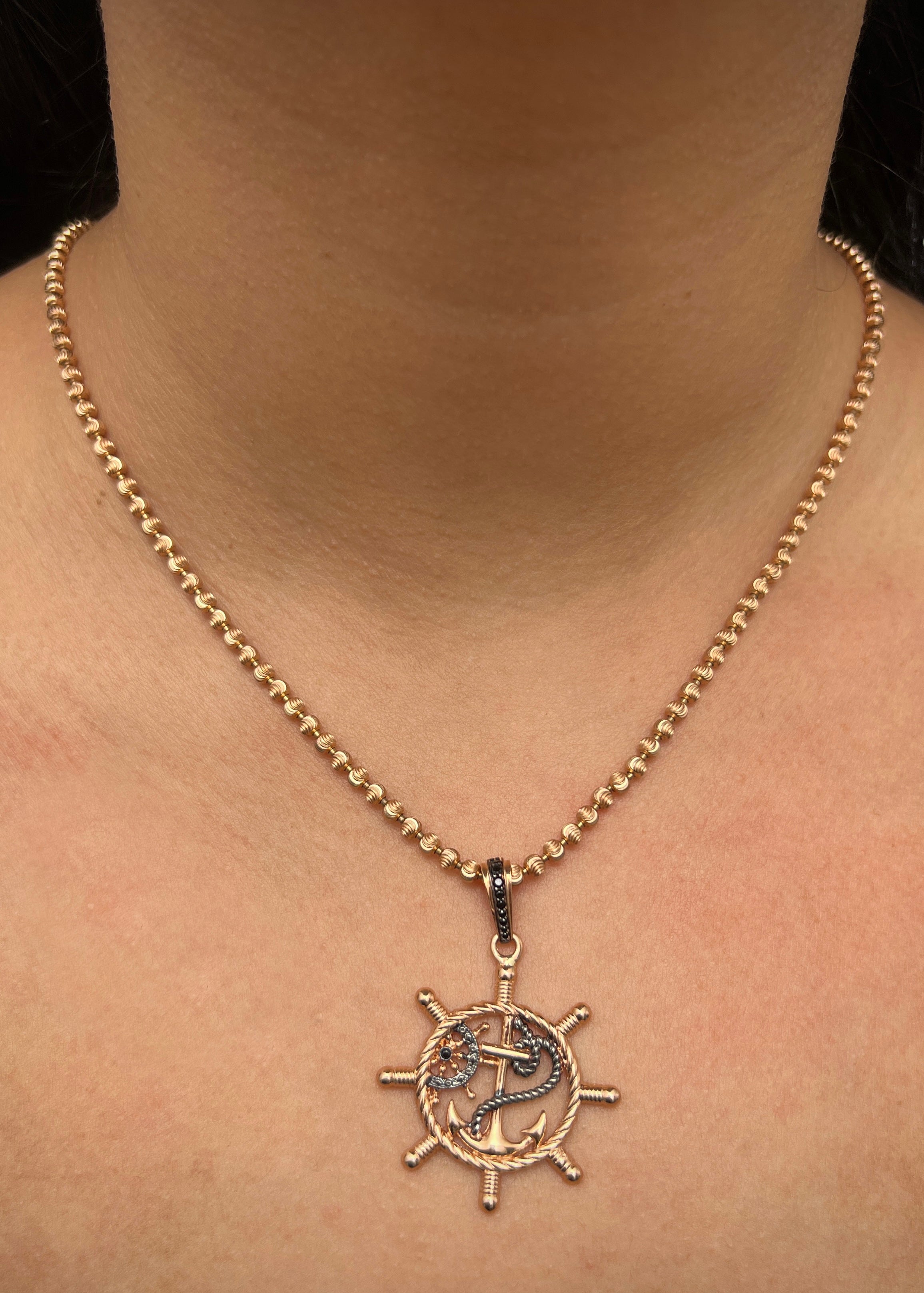 Dije timon con swarovski negro 5.9gr / Largo 4.5cm / Oro Rosado Nac M