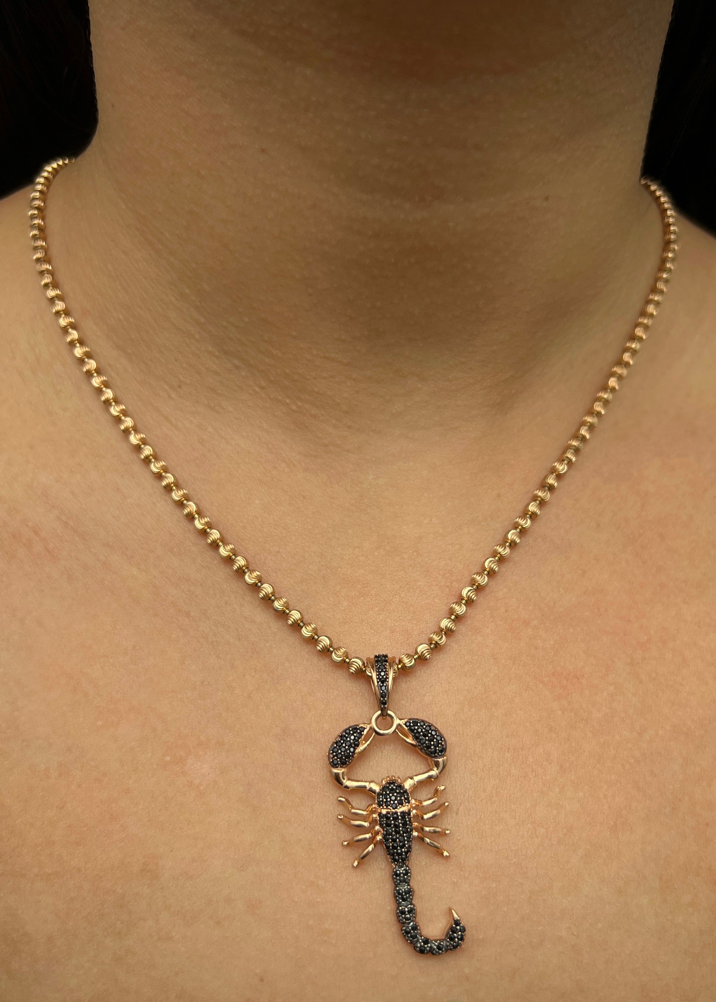 Dije escorpion con swarovski negro 6.55gr / Largo 4.7cm / Oro Rosado Nac M