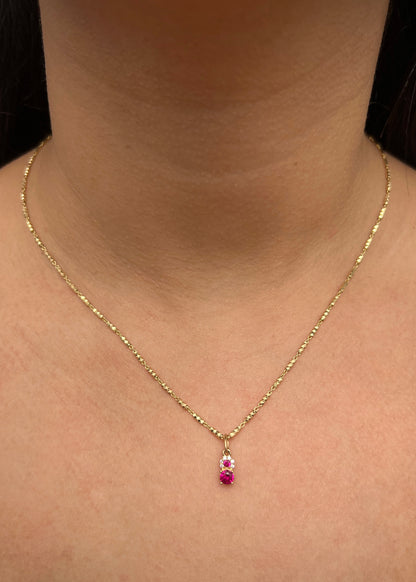 Dije con swarovski fucsia y blanco 0.6gr / Largo 1.4cm / Oro Amarillo Nac M