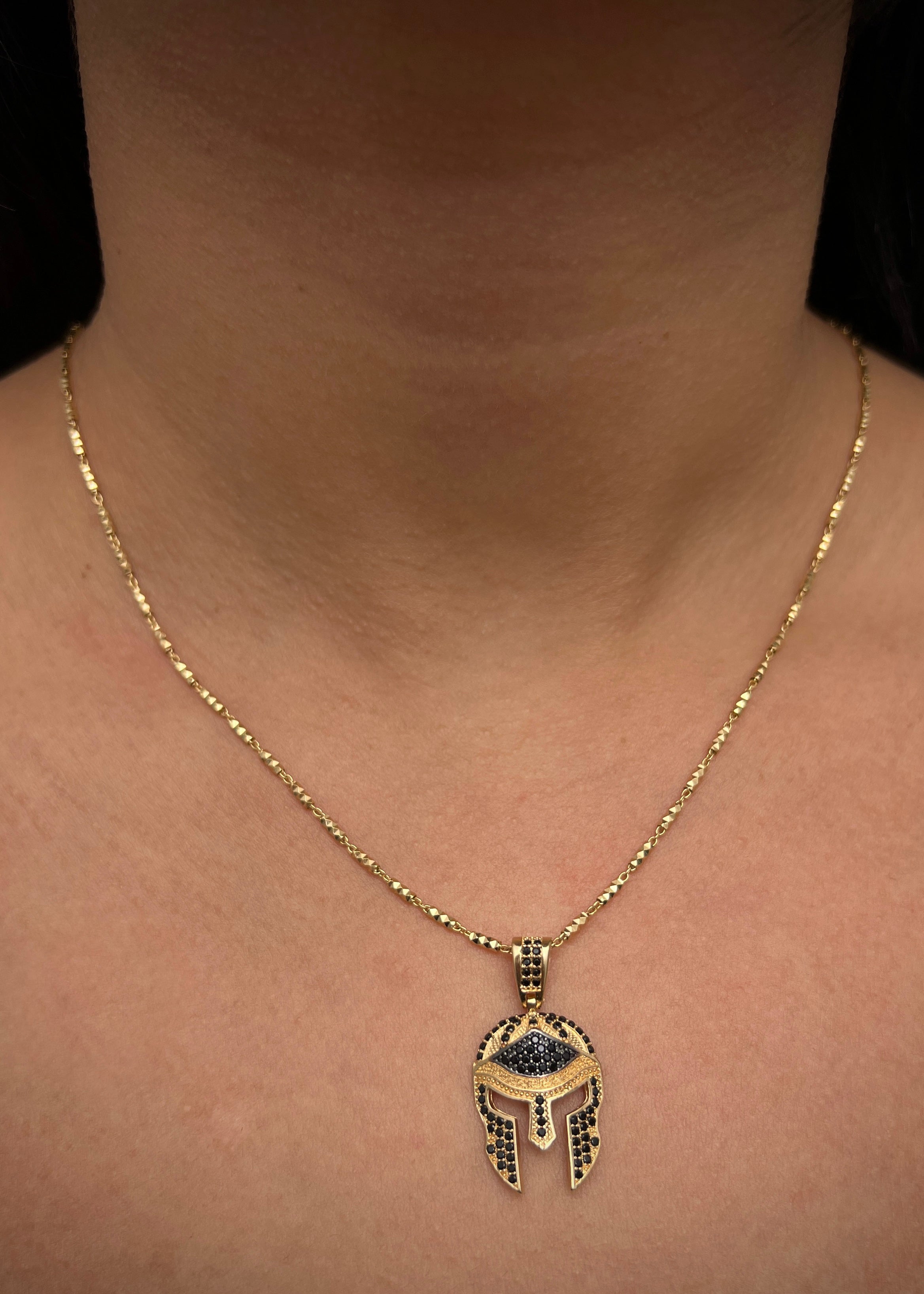 Dije gladiador con swarovski negro 3.5gr / Largo 3cm / Oro Amarillo Nac M