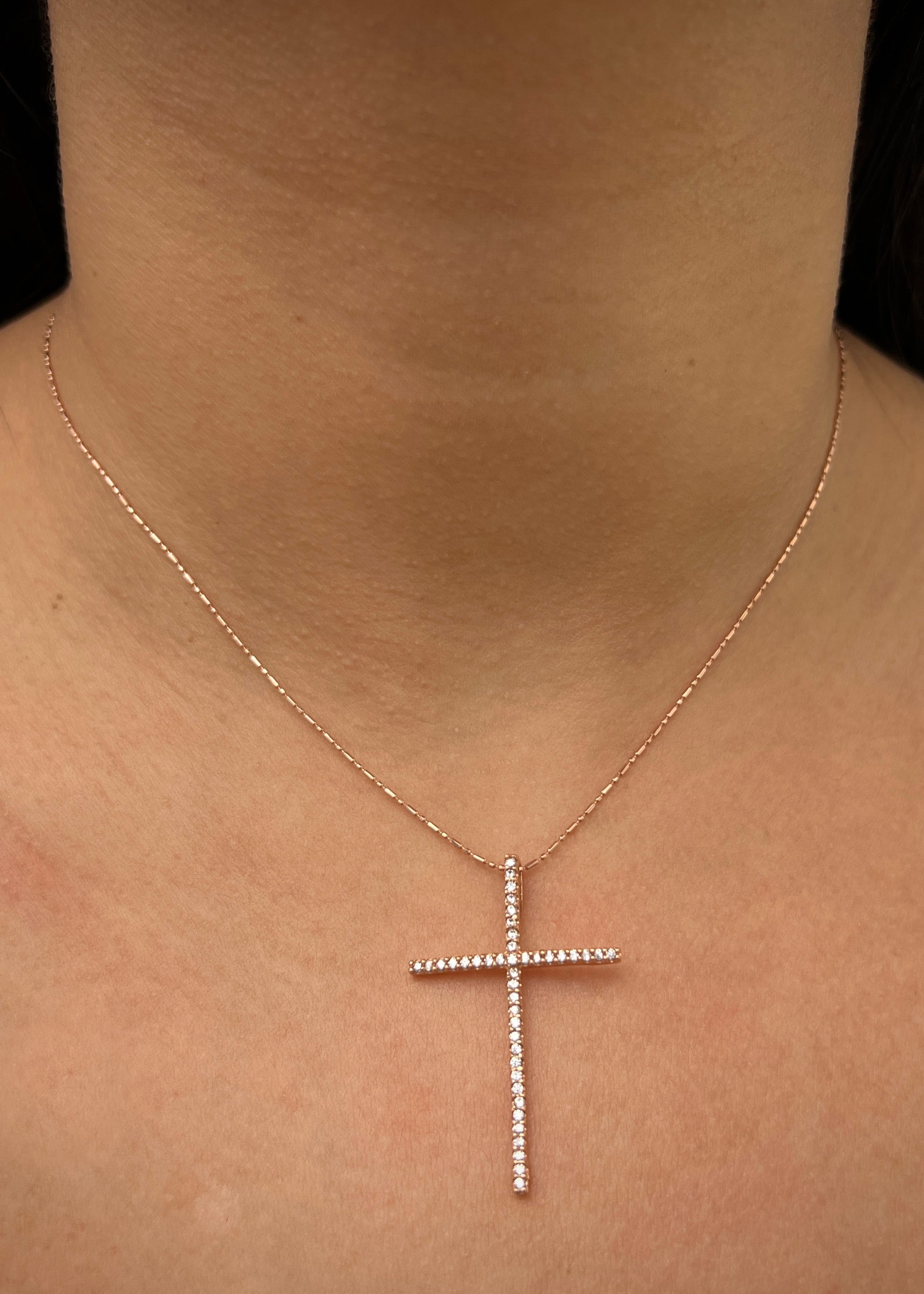 Dije cruz con swarovski blanco 2.2gr / Largo 3.9cm / Oro Rosado Nac M