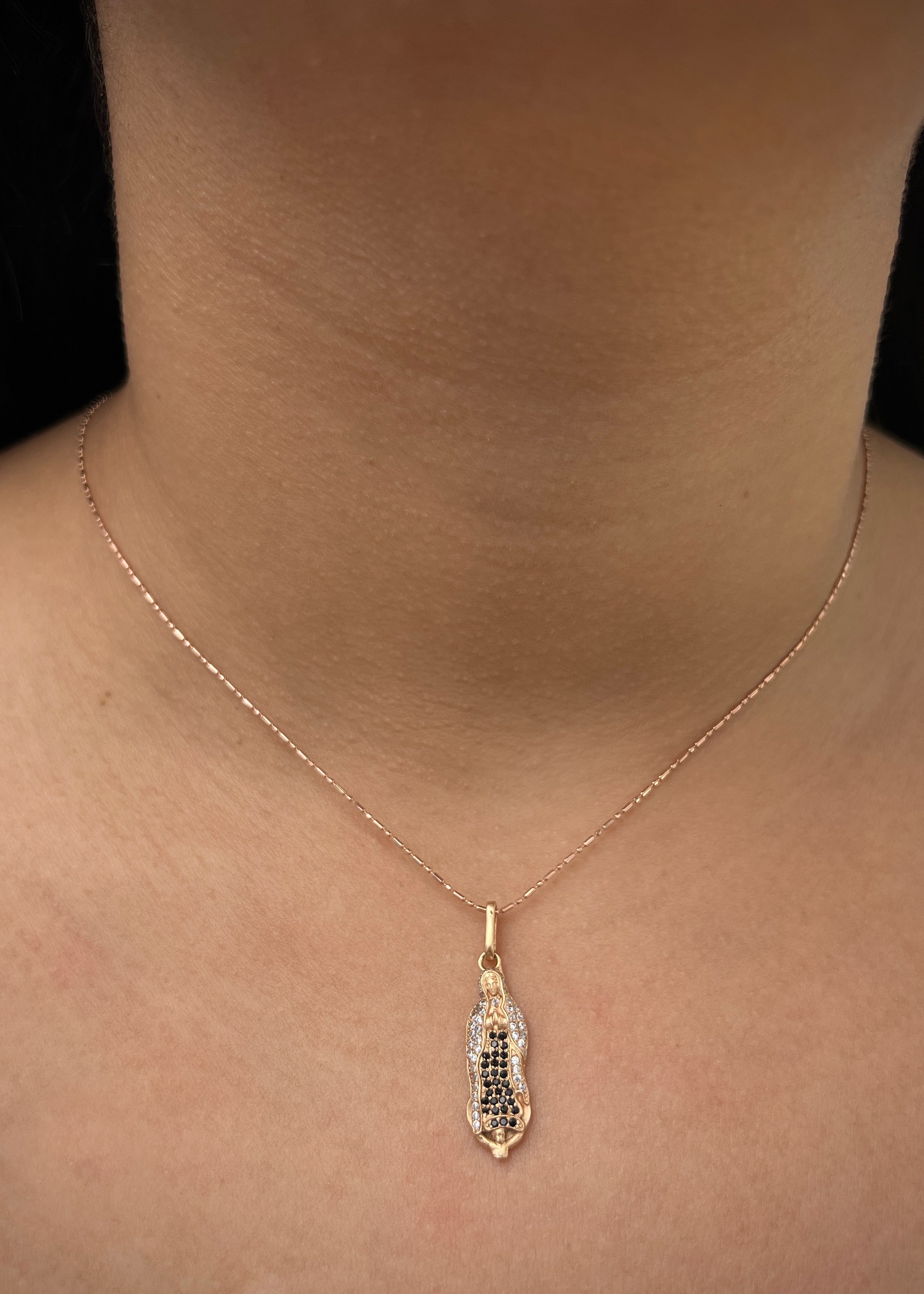 Dije virgen de guadalupe con swarovski negro y blanco 2.7gr / Largo 3.1cm / Oro Rosado Nac M