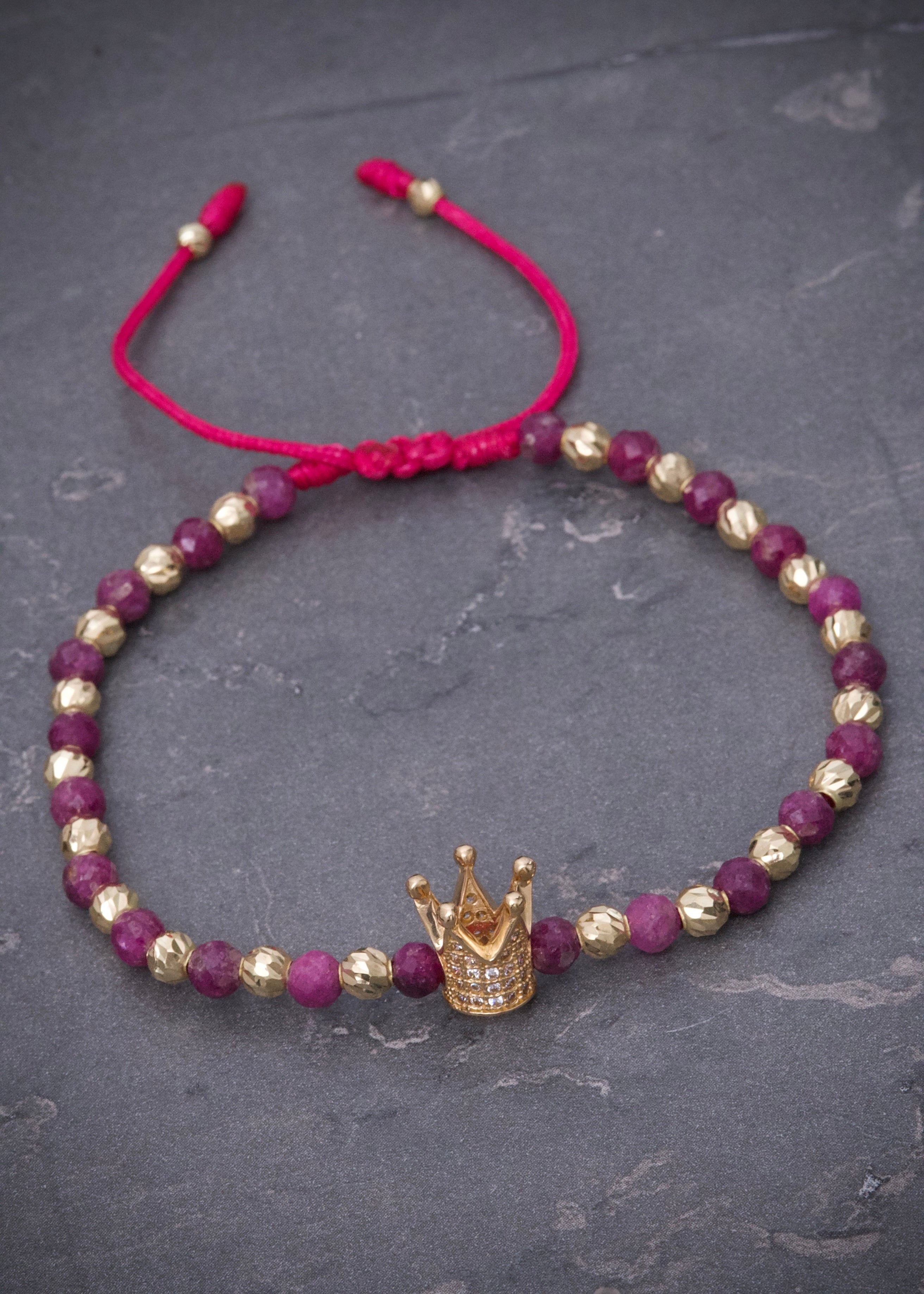 Pulsera en hilo fucsia con herraje corona 3.35gr / Oro Amarillo (Joya) M