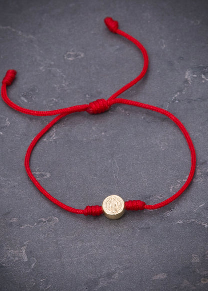Pulsera en hilo rojo con herraje san benito 0.2gr / Oro Amarillo (Joya) M