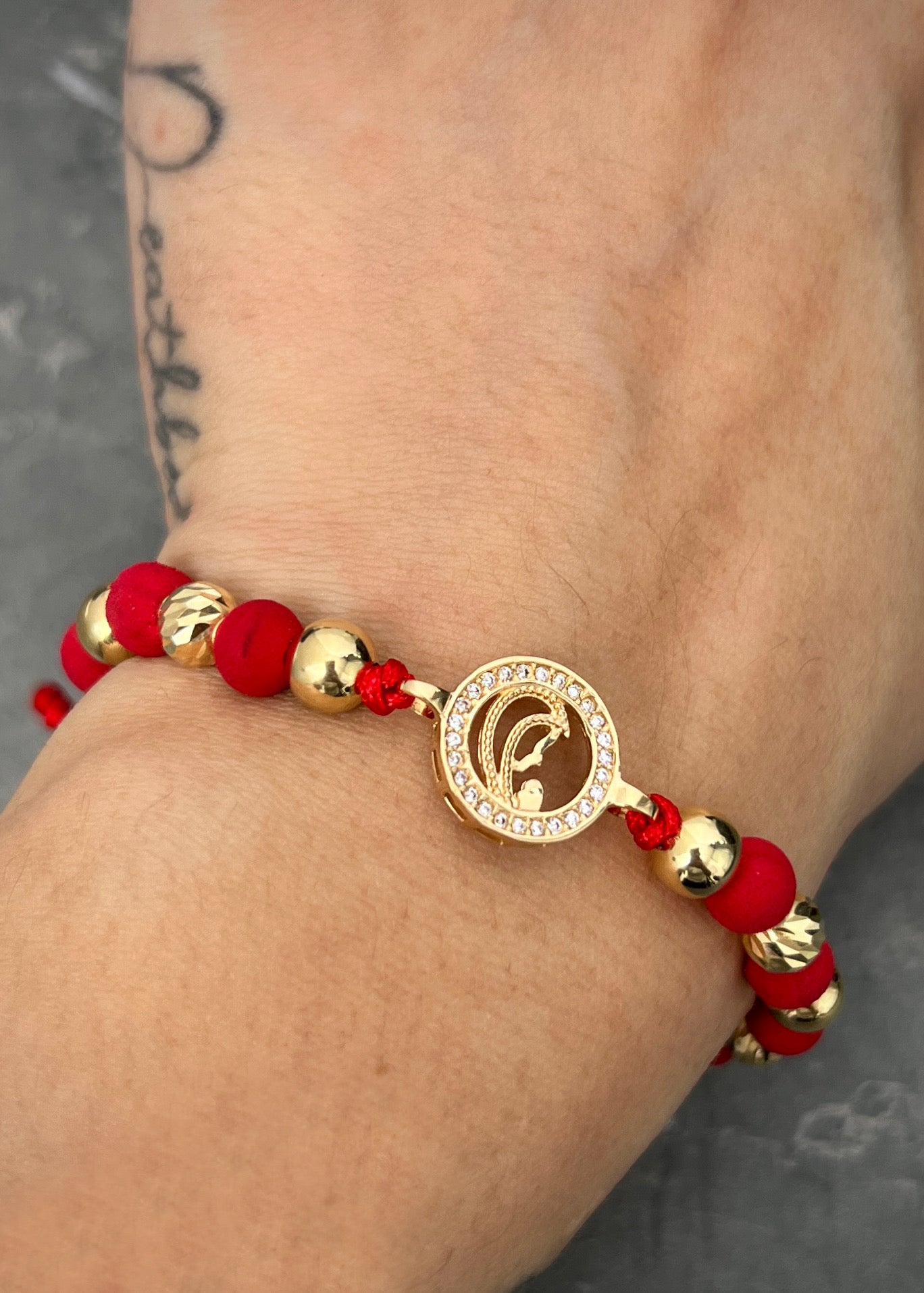 Pulsera en hilo rojo con herraje virgen maria 3.85gr / Oro Amarillo (Joya) M