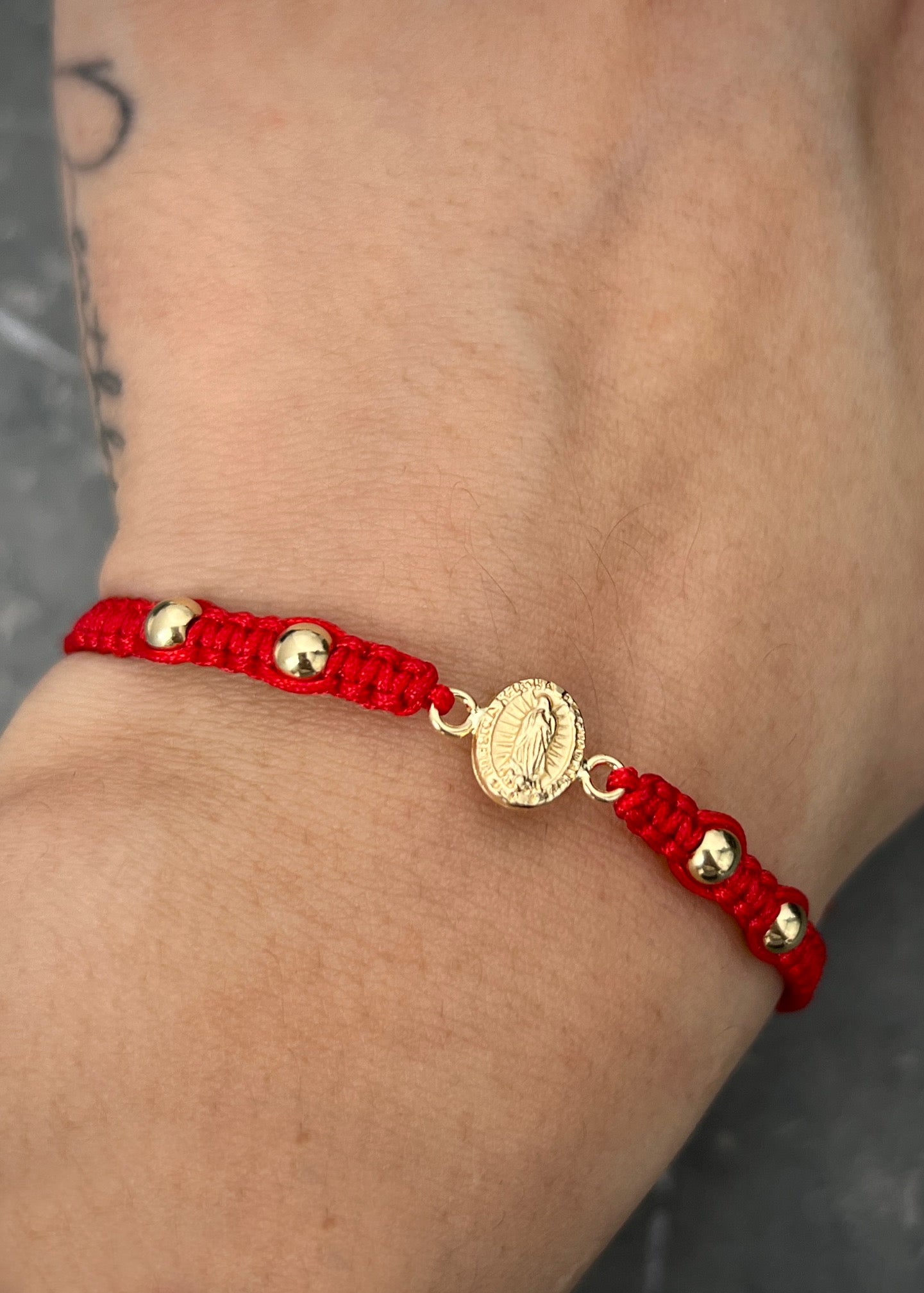 Pulsera en hilo rojo con herraje virgen de guadalupe 0.7gr / Oro Amarillo (Joya) M