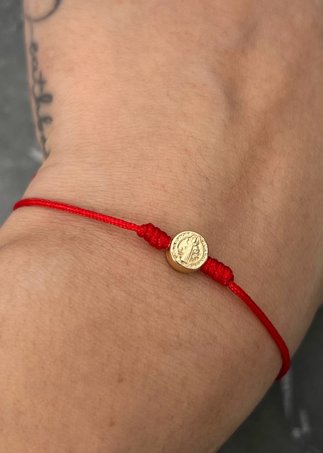 Pulsera en hilo rojo con herraje san benito 0.2gr / Oro Amarillo (Joya) M