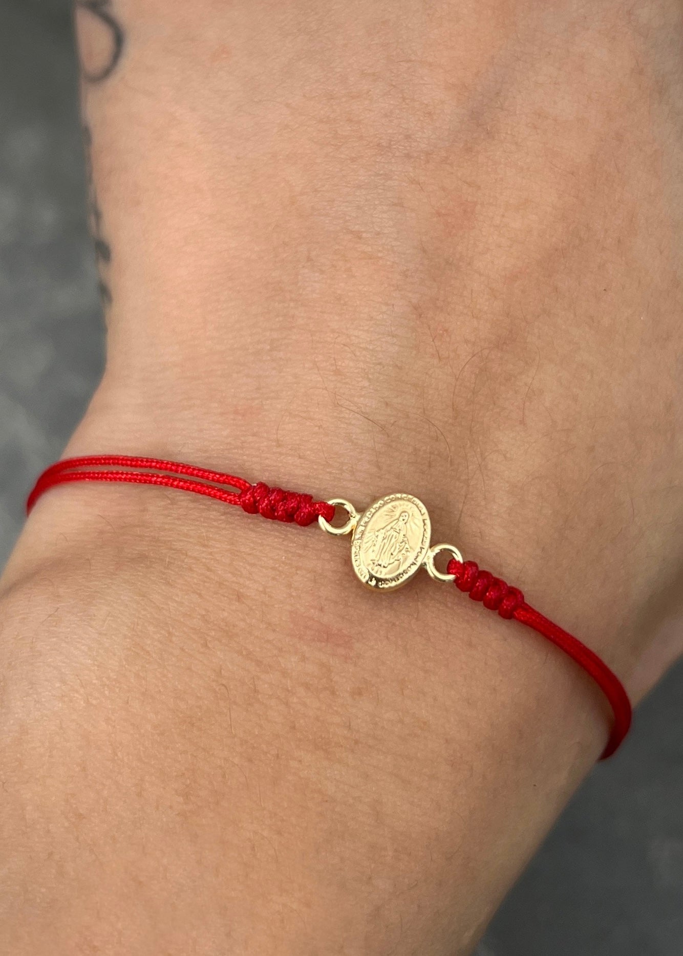 Pulsera en hilo rojo con herraje virgen de la milagrosa 0.35gr / Oro Amarillo (Joya) M