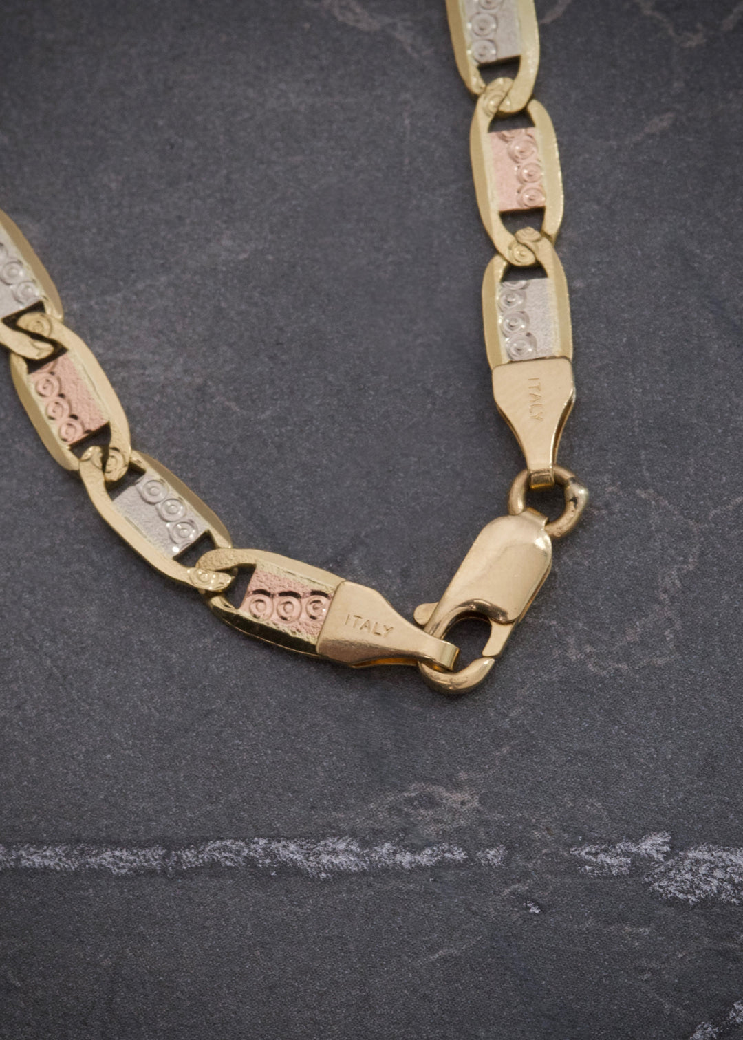Cadena plana con grabado 24.3gr / Largo 60cm — Tres Oros
