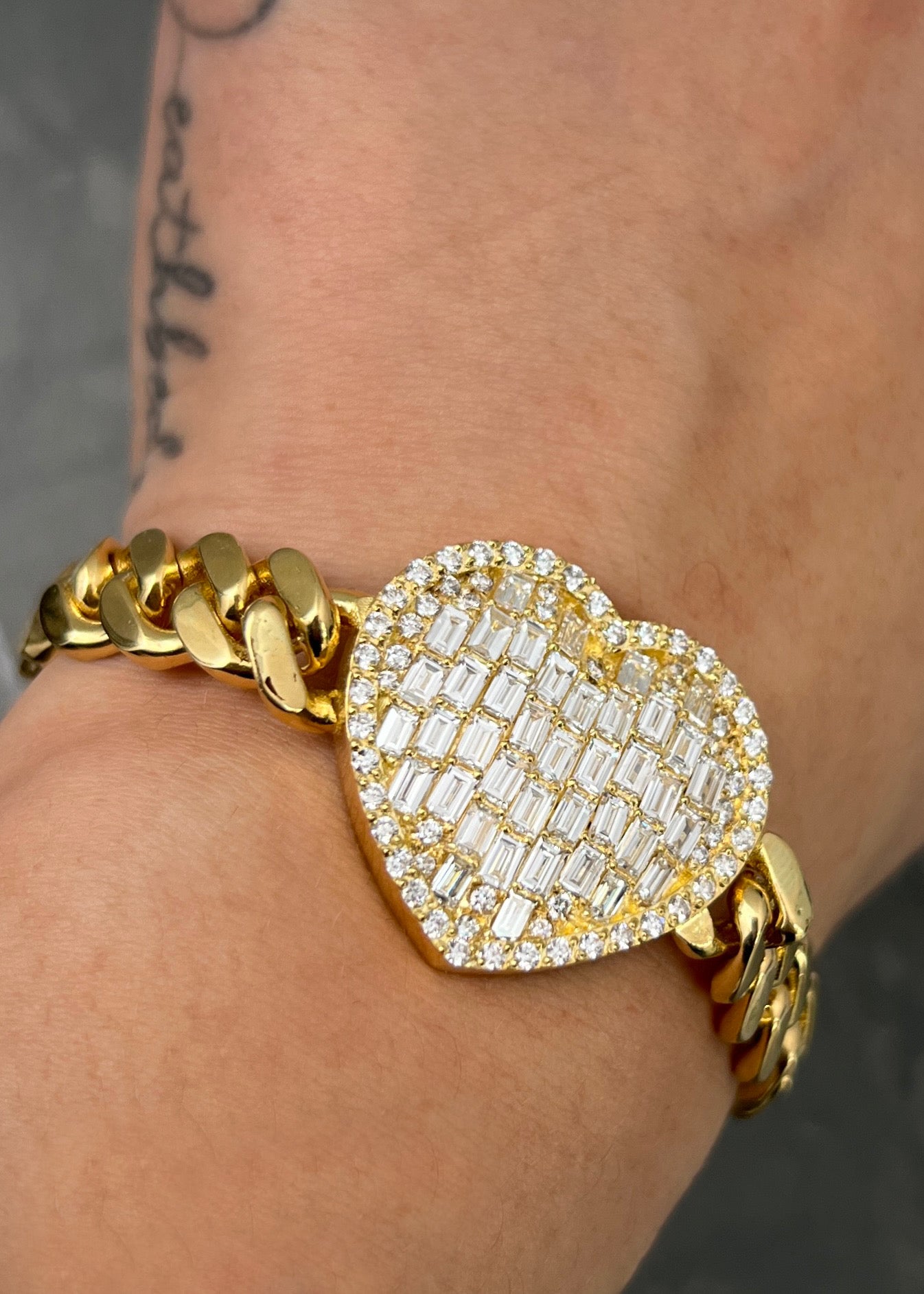 Pulso corazon con 760pts de diamantes baguette 38.9gr / Largo 23cm / Oro Amarillo (Joya) M