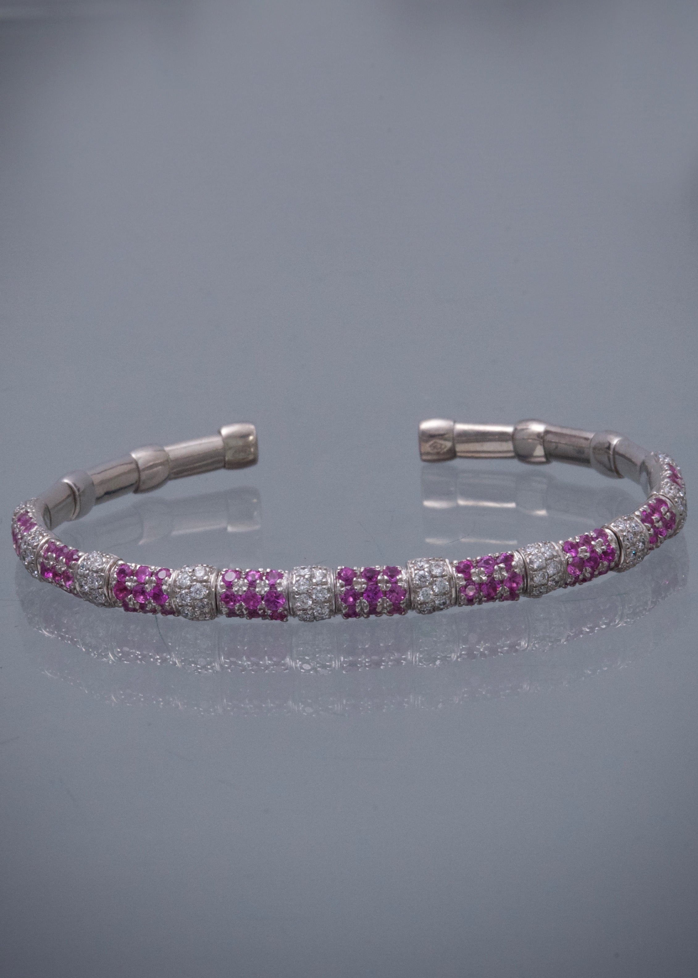 Pulso aro con 130pts de rubie y 104pts de diamante blanco 15.65gr / Largo 16.5cm / Oro Blanco italy +2 (Joya) M