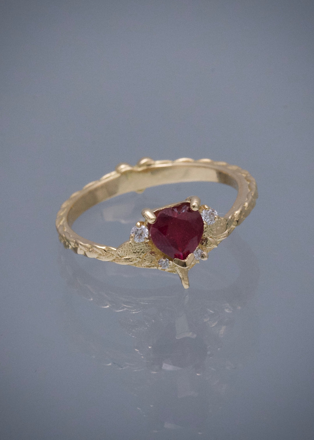 Solitario corazon con 74pts de rubie y 5pts de diamantes 2.6gr / Talla 5 — Oro Amarillo
