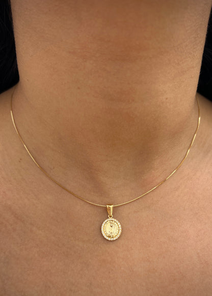 Dije virgen de guadalupe con swarovski blanco 0.8gr / Largo 2cm / Oro Amarillo Nac B