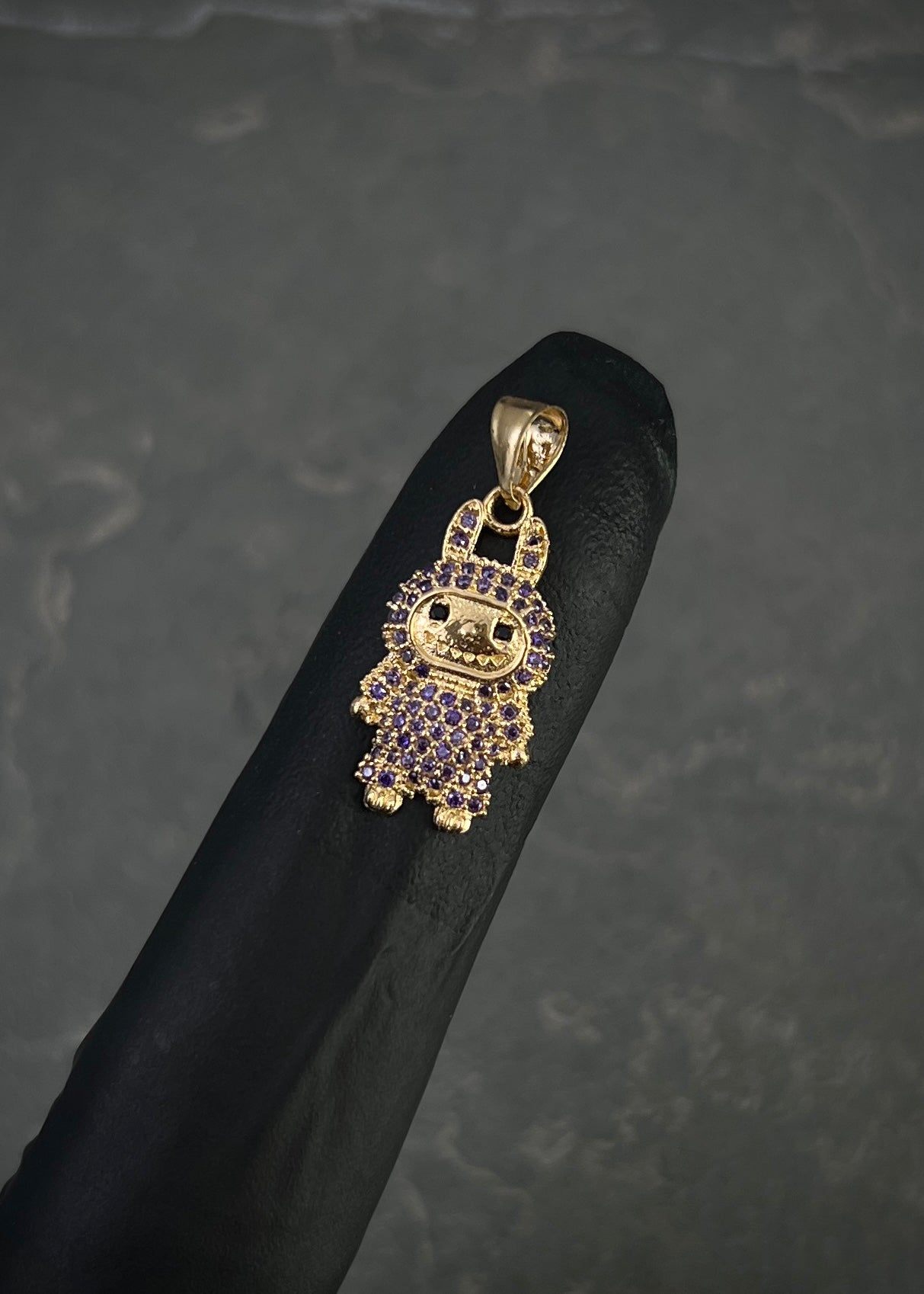 Dije labubu con swarovski morado 1.2gr / Largo 2.1cm / Oro Amarillo Nac B