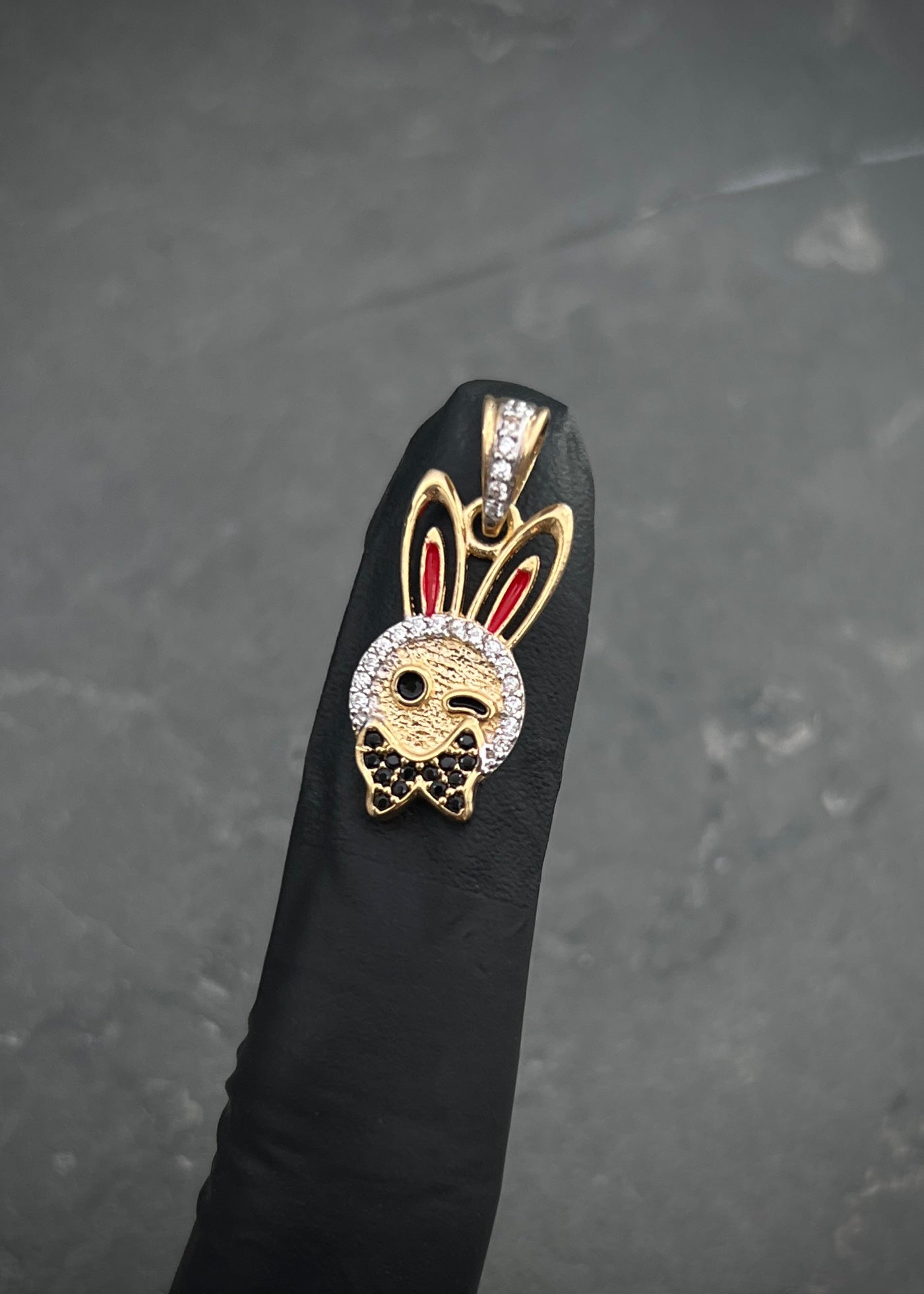 Dije conejo con swarovski blanco y negro 2.5gr / Largo 2.5cm / Oro Amarillo Nac B