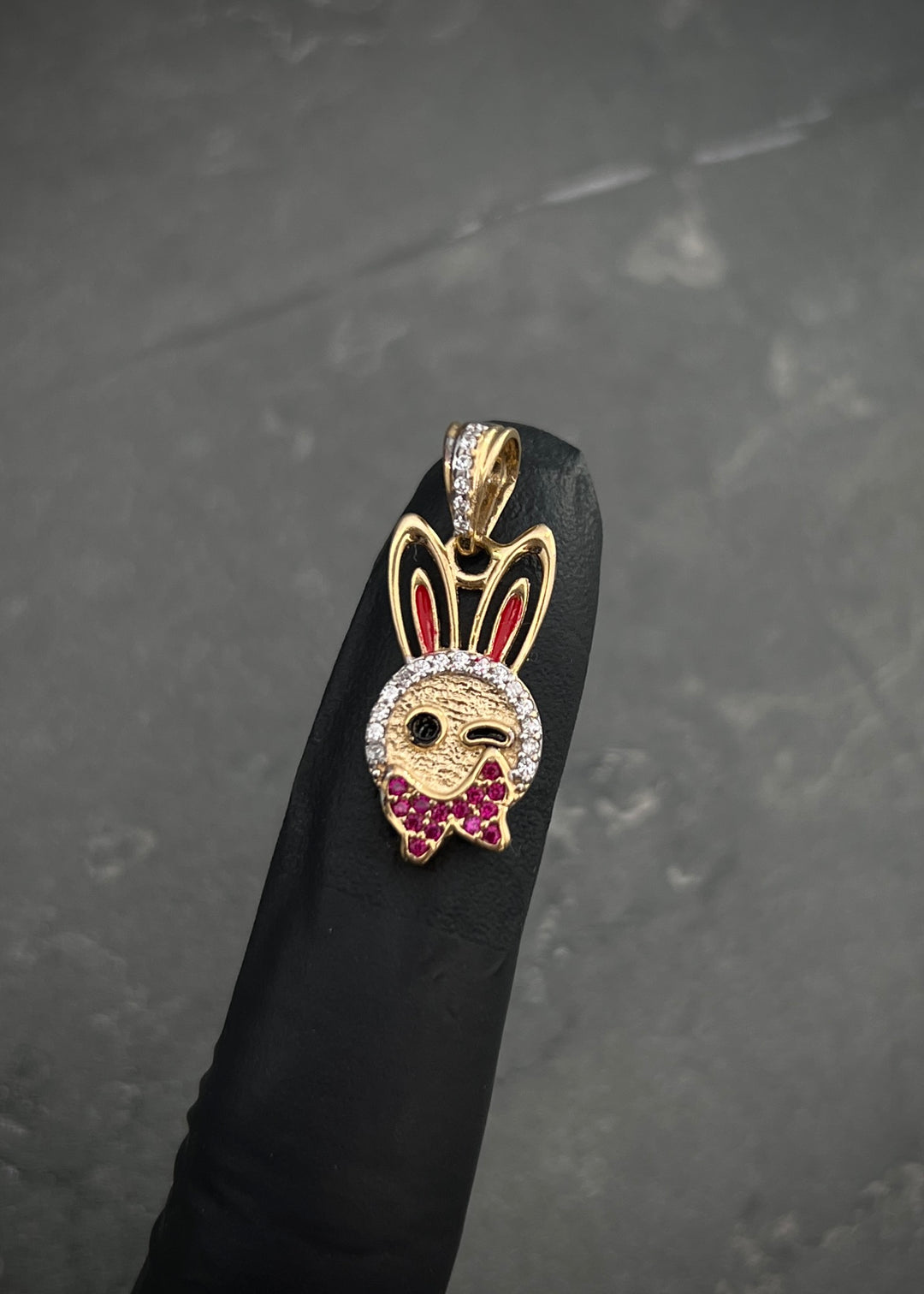 Dije conejo con swarovski blanco y ficsia 2.4gr / Largo 2.5cm — Oro Amarillo