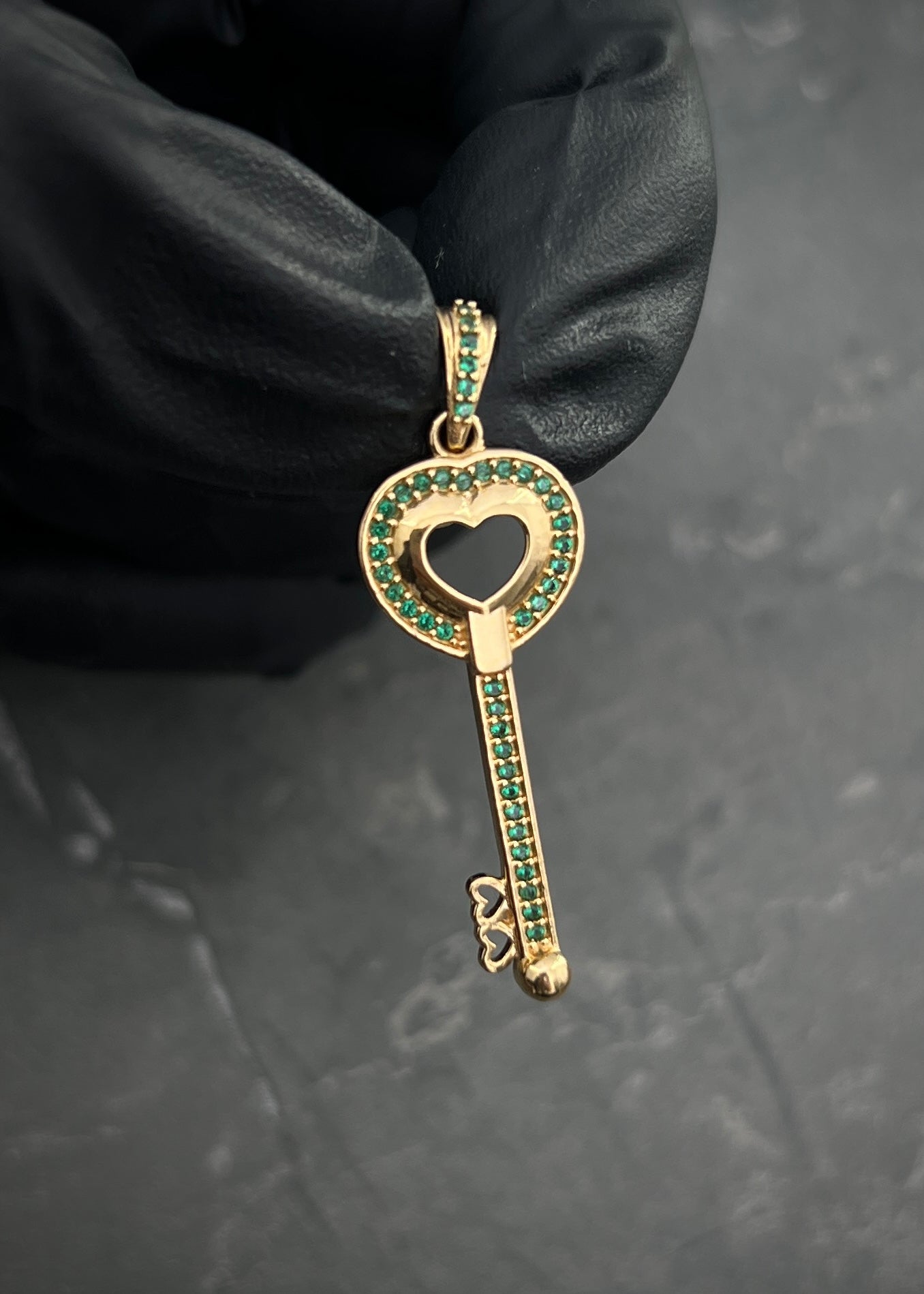 Dije llave con swarovski verde 2.5gr / Largo 3.9cm / Oro Amarillo Nac B