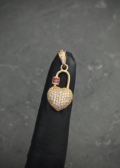 Dije candado corazon con swarovski blanco y fucsia 2.15gr / Largo 2.7cm / Oro Amarillo Nac B