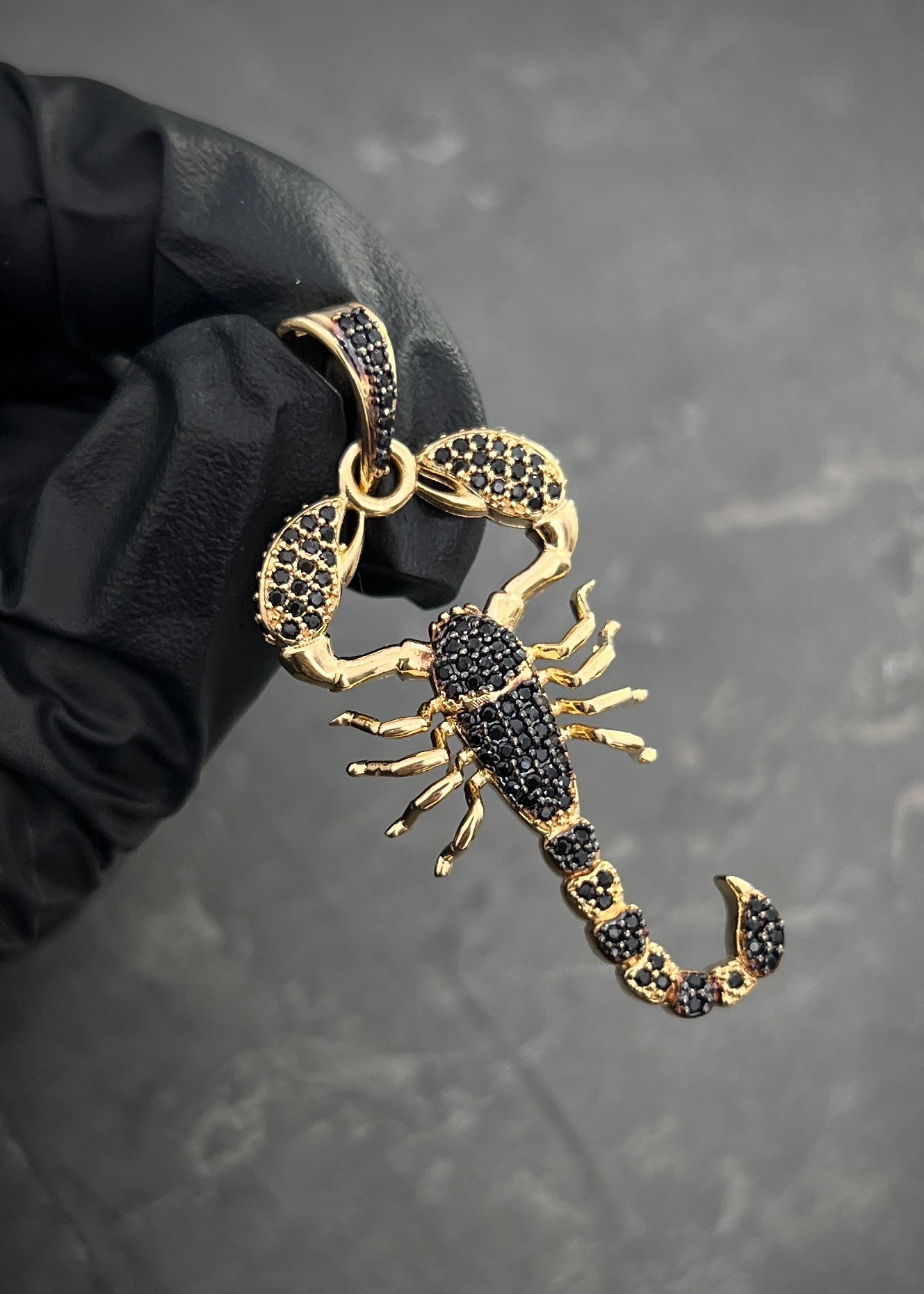 Dije escorpion con swarovski negro 6.2gr / Largo 4.8cm / Oro Amarillo Nac B