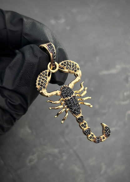 Dije escorpion con swarovski negro 6.2gr / Largo 4.8cm / Oro Amarillo Nac B