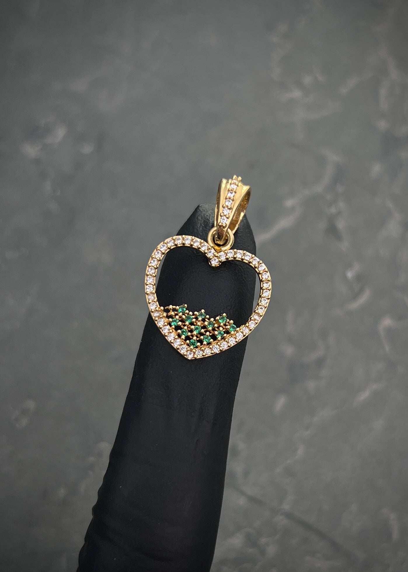 Dije corazon con swarovski blanco y verde 2.3gr / Largo 2.5cm / Oro Amarillo Nac B