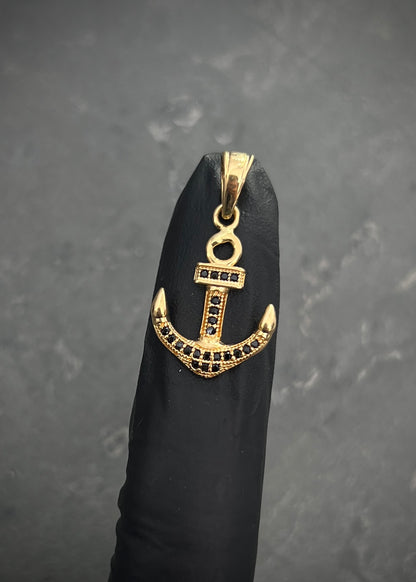 Dije ancla con swarovski negro 1.85gr / Largo 2.6cm / Oro Amarillo Nac B