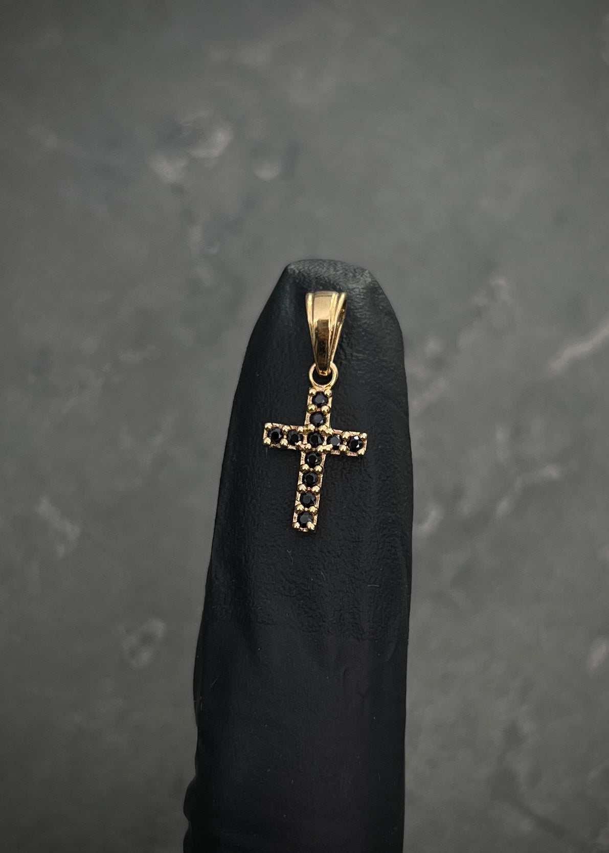 Dije cruz con swarovski negro 0.8gr / Largo 1.8cm / Oro Amarillo Nac M