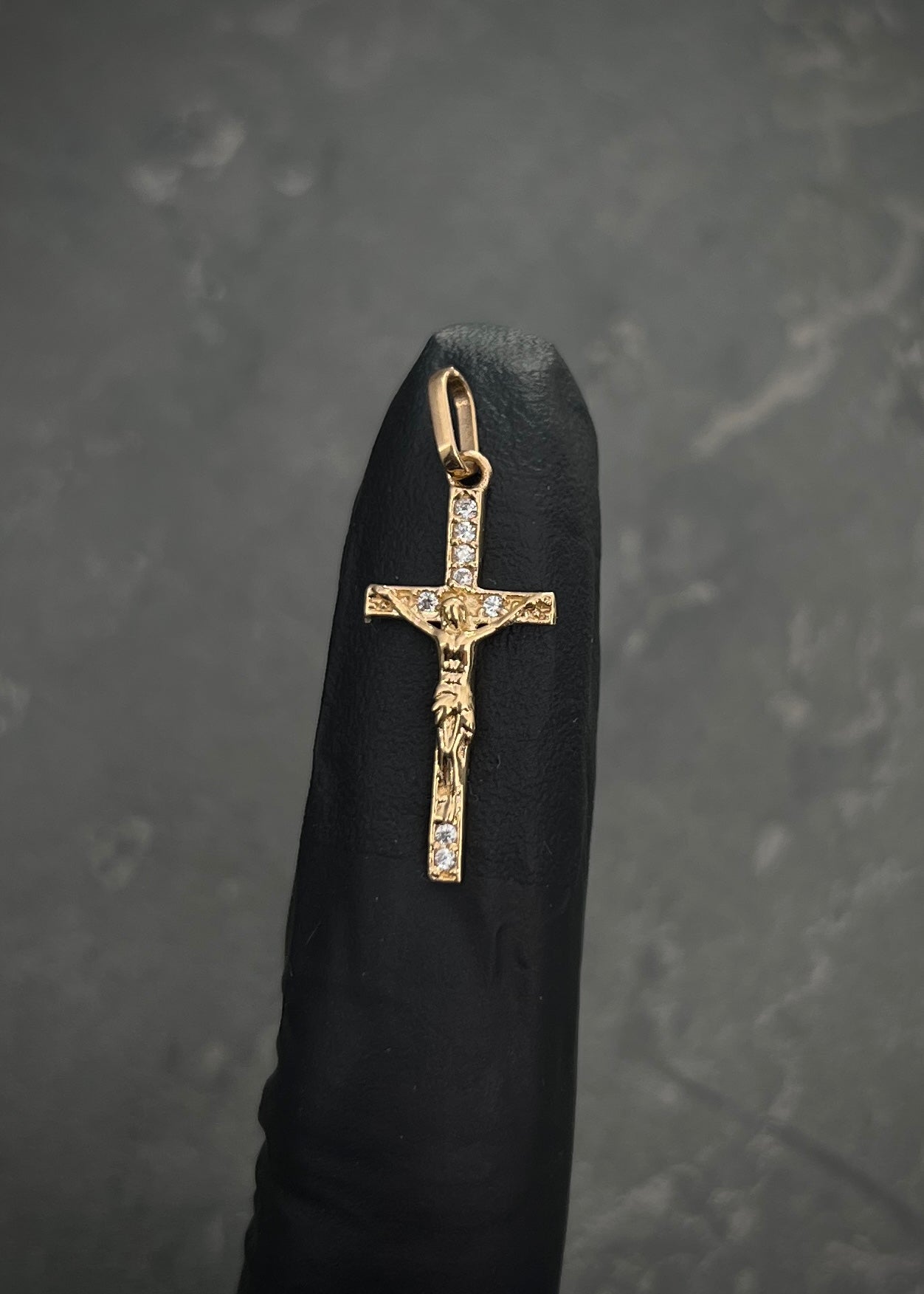 Dije cristo con swarovski blanco 0.9gr / Largo 2.7cm / Oro Amarillo Nac B