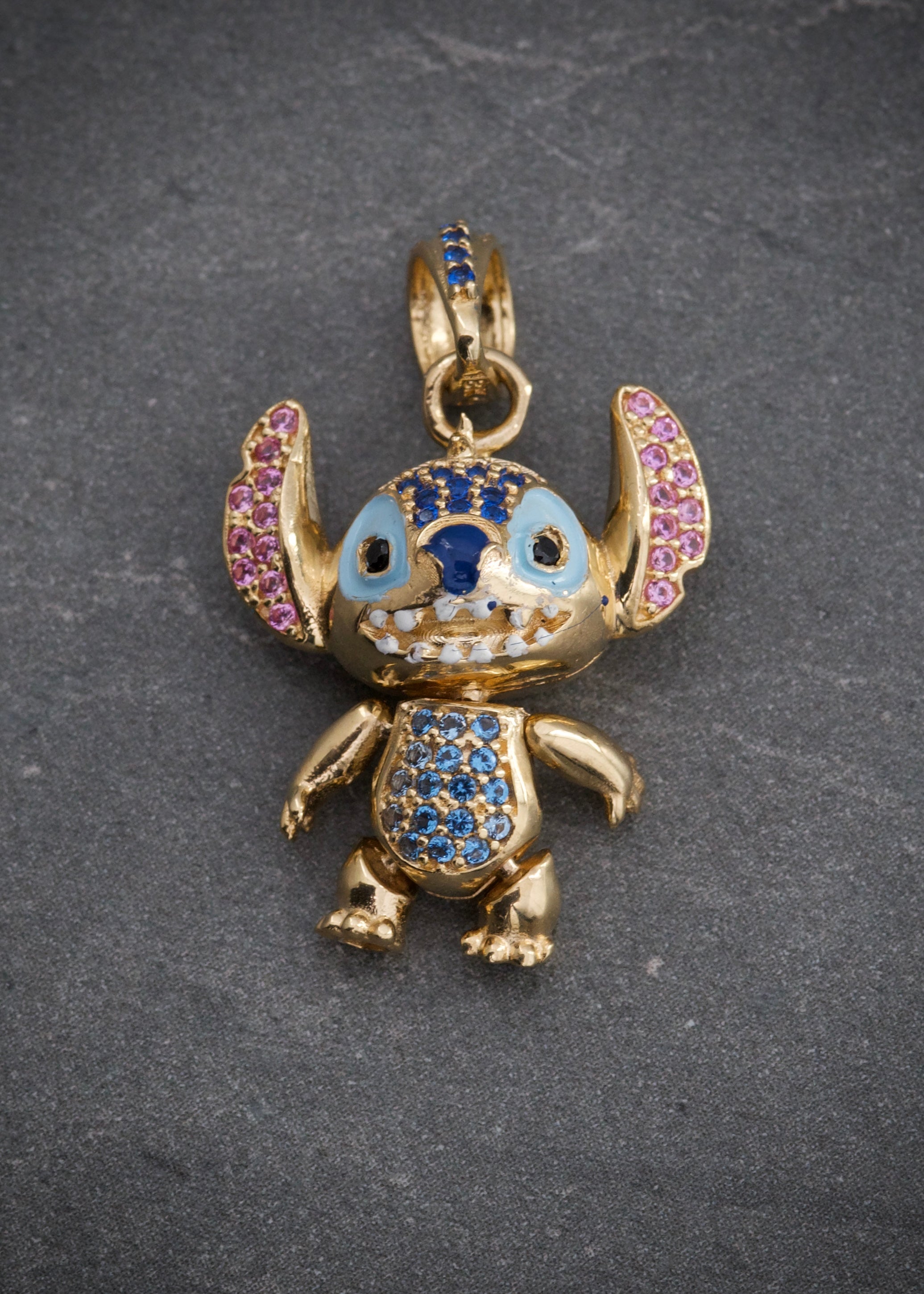 Dije stitch con swarovski rosado y azul 4.75gr / Largo 2.7cm / Oro Amarillo Nac B