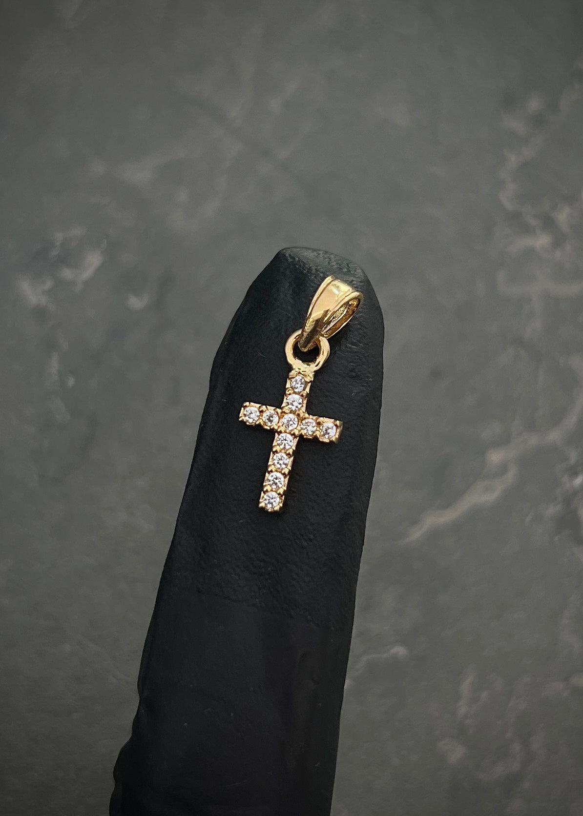 Dije cruz con swarovski blanco 0.8gr / Largo 1.4cm / Oro Amarillo Nac B