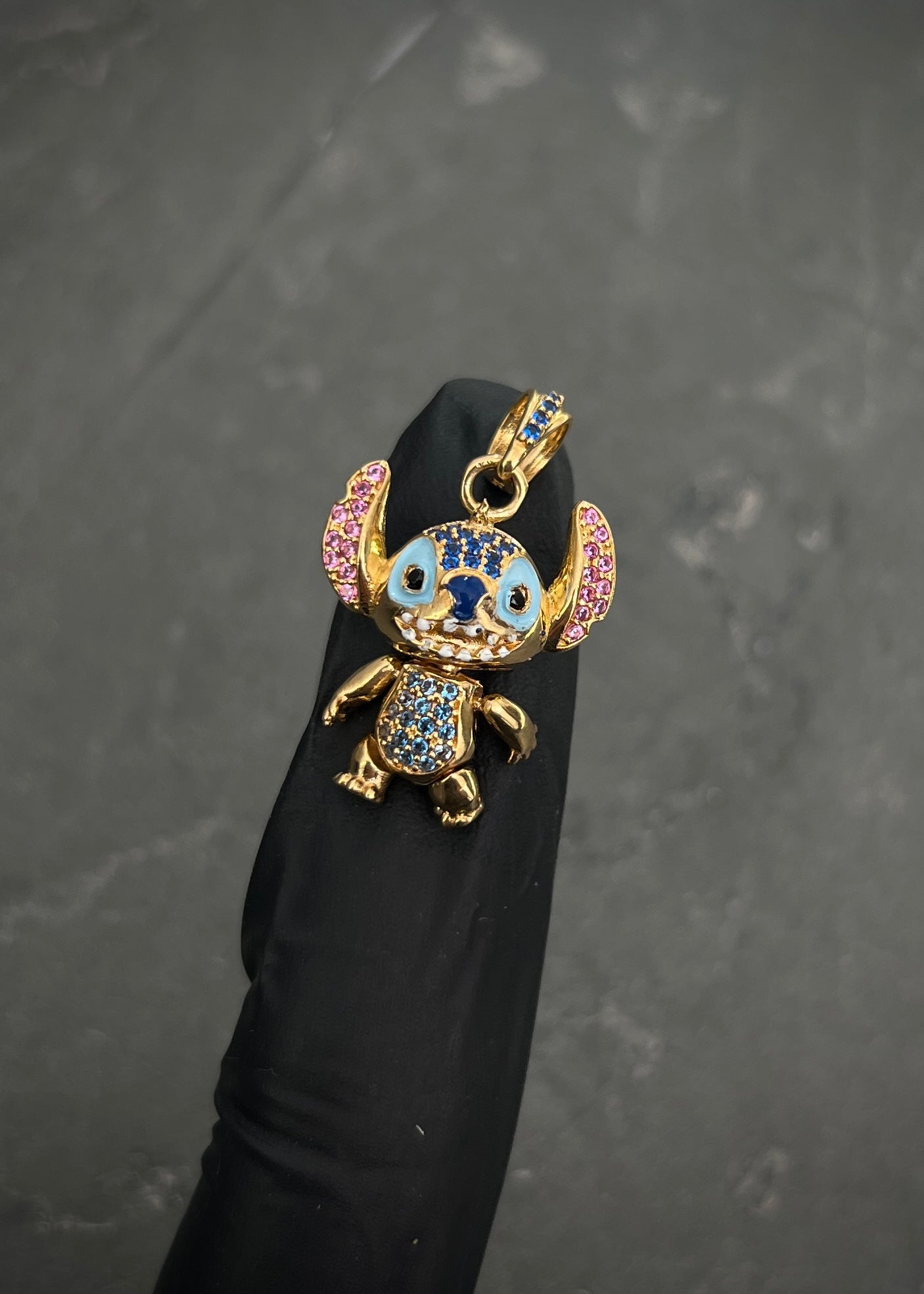 Dije stitch con swarovski rosado y azul 4.75gr / Largo 2.7cm / Oro Amarillo Nac B