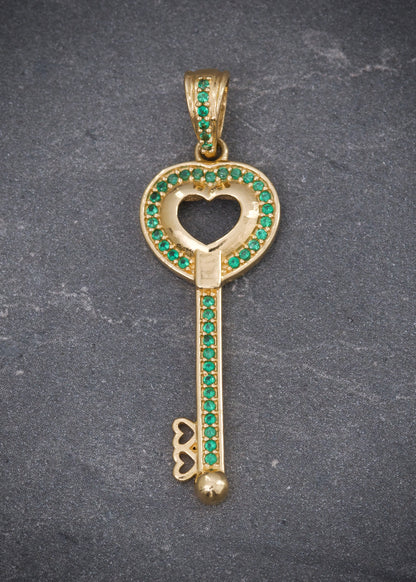 Dije llave con swarovski verde 2.5gr / Largo 3.9cm / Oro Amarillo Nac B