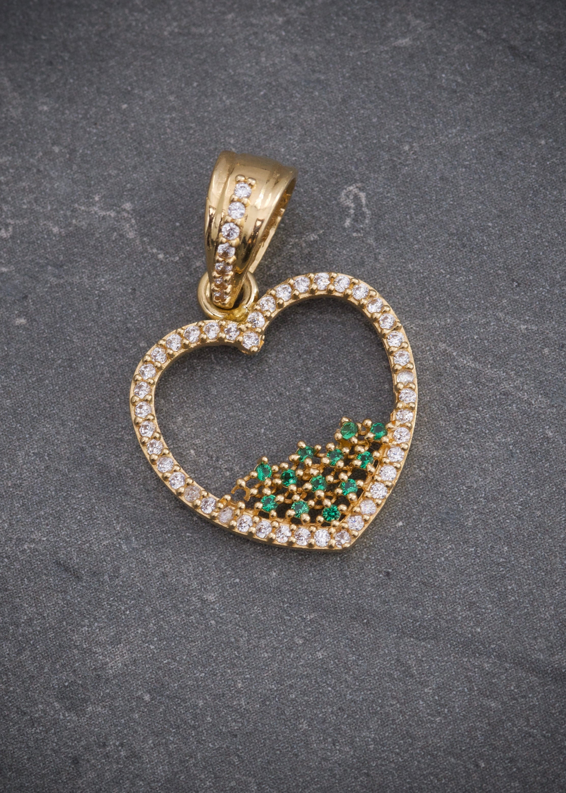 Dije corazon con swarovski blanco y verde 2.3gr / Largo 2.5cm / Oro Amarillo Nac B