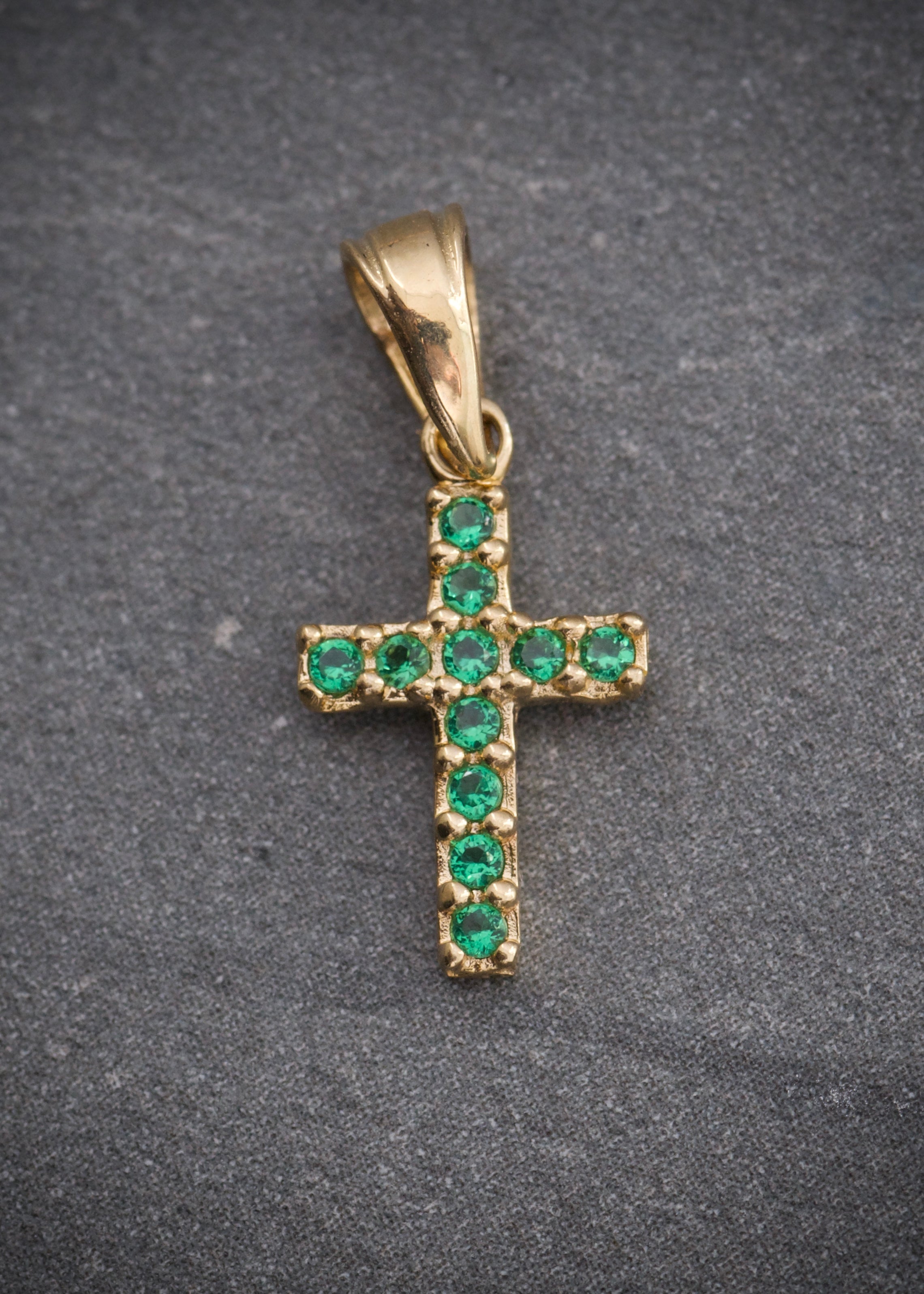 Dije cruz con swarovski verde 0.7gr / Largo 1.8cm / Oro Amarillo Nac M